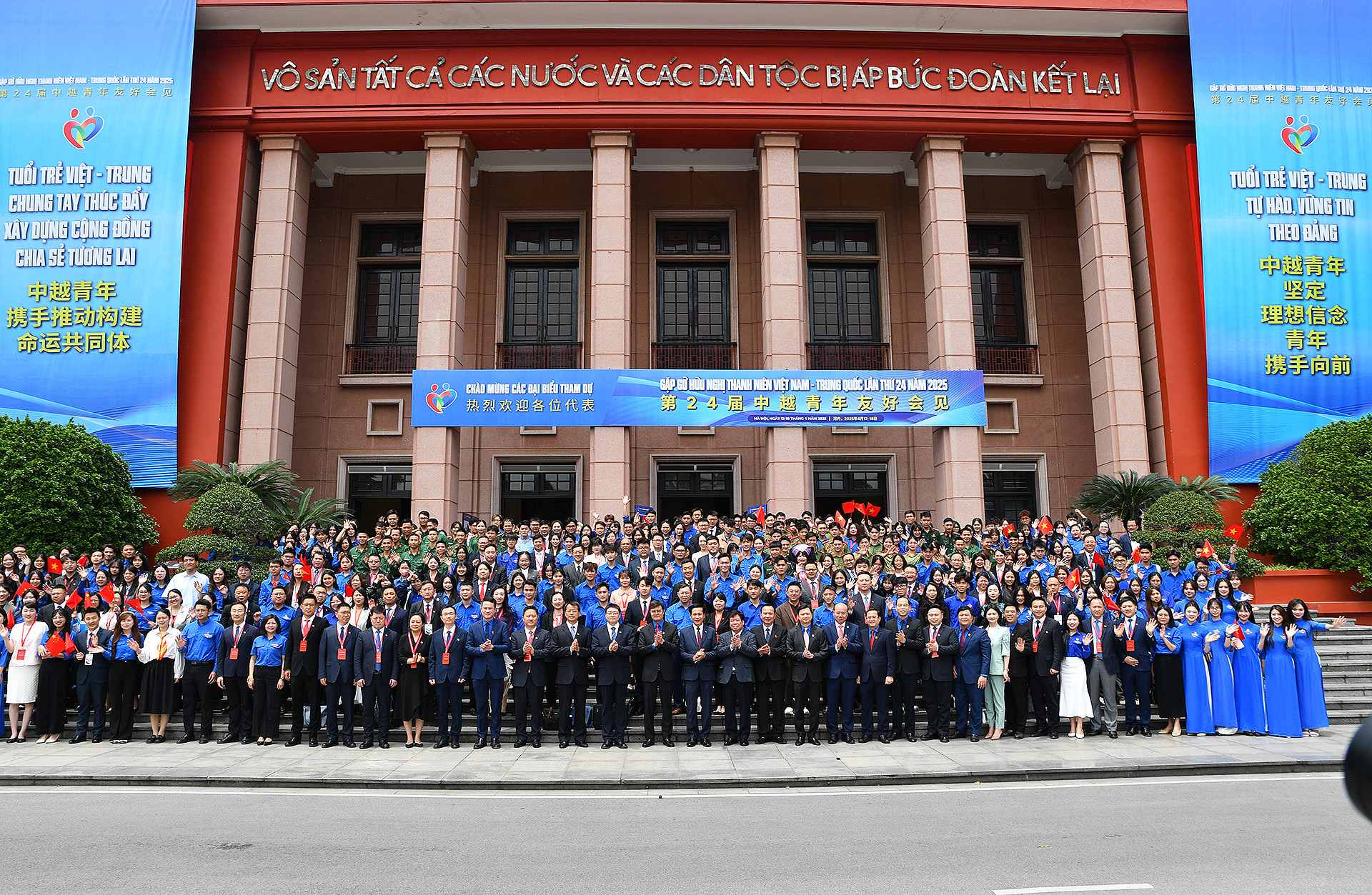 Đại biểu Việt Nam-Trung Quốc chụp ảnh lưu niệm sau buổi lễ.