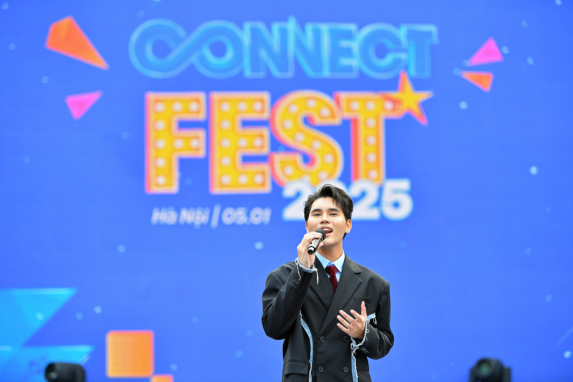 Ngay sau đó, bầu không khí buổi sáng sớm tại Phố đi bộ Trần Nhân Tông đã tiếp tục được "làm nóng", với những ca khúc về truyền thống học sinh, sinh viên. Trong ảnh: Ca sĩ Lâm Phúc với nhạc phẩm "Tự nguyện".