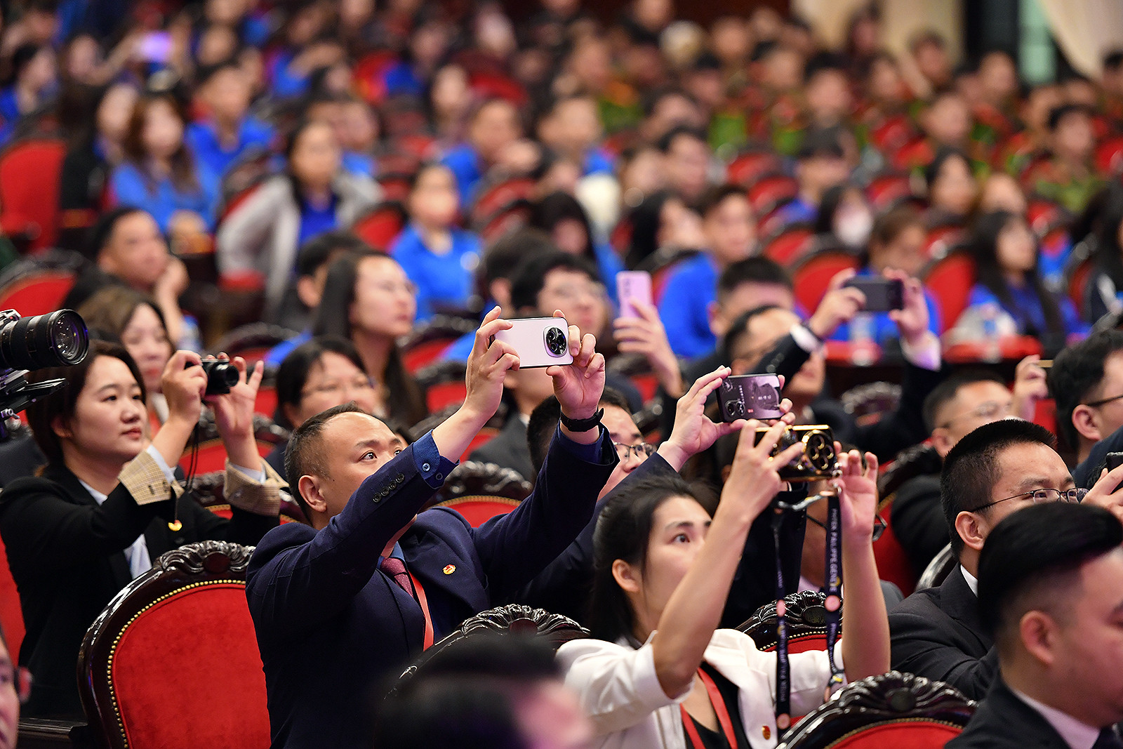 Các đại biểu chăm chú theo dõi, ghi lại quá trình thảo luận.