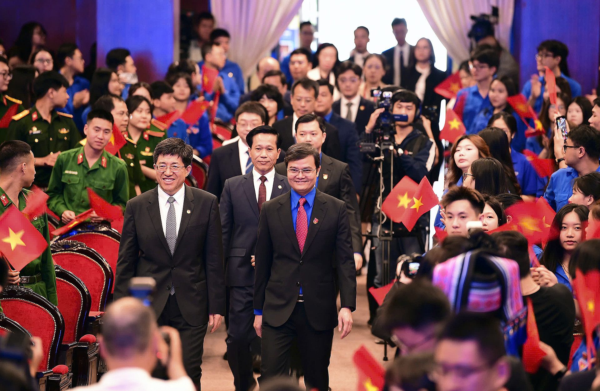 Đoàn đại biểu thanh niên 2 nước tại buổi lễ, dẫn đầu là Bí thư thứ nhất Trung ương Đoàn Thanh niên Cộng sản Hồ Chí Minh Bùi Quang Huy và Bí thư thứ nhất Ban Bí thư Trung ương Đoàn Thanh niên Cộng sản Trung Quốc A Đông.