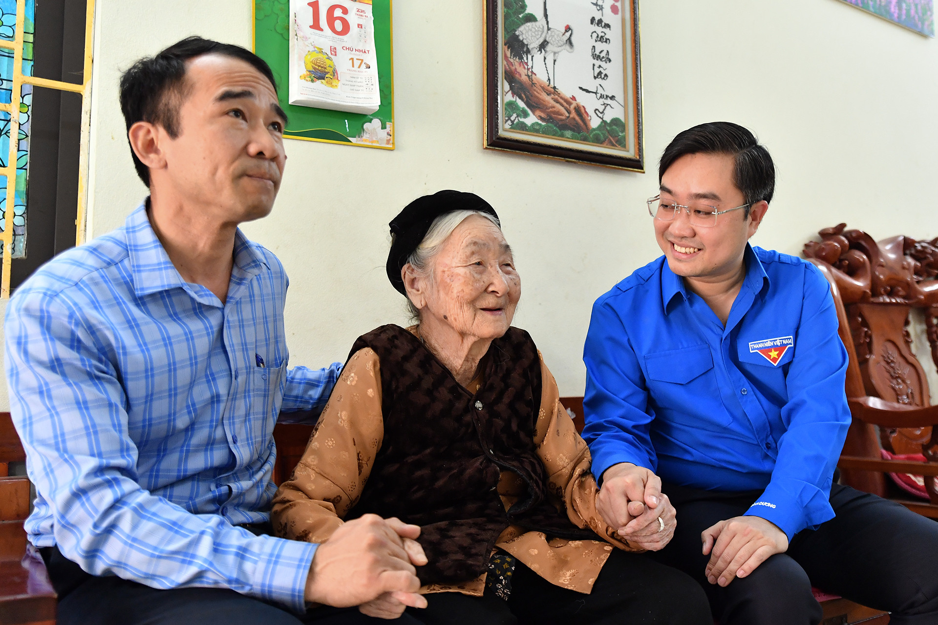 Đại diện Trung ương Đoàn, Hội Sinh viên Việt Nam thăm hỏi, trao quà tặng các Bà mẹ Việt Nam Anh hùng trên địa bàn huyện Thanh Trì.