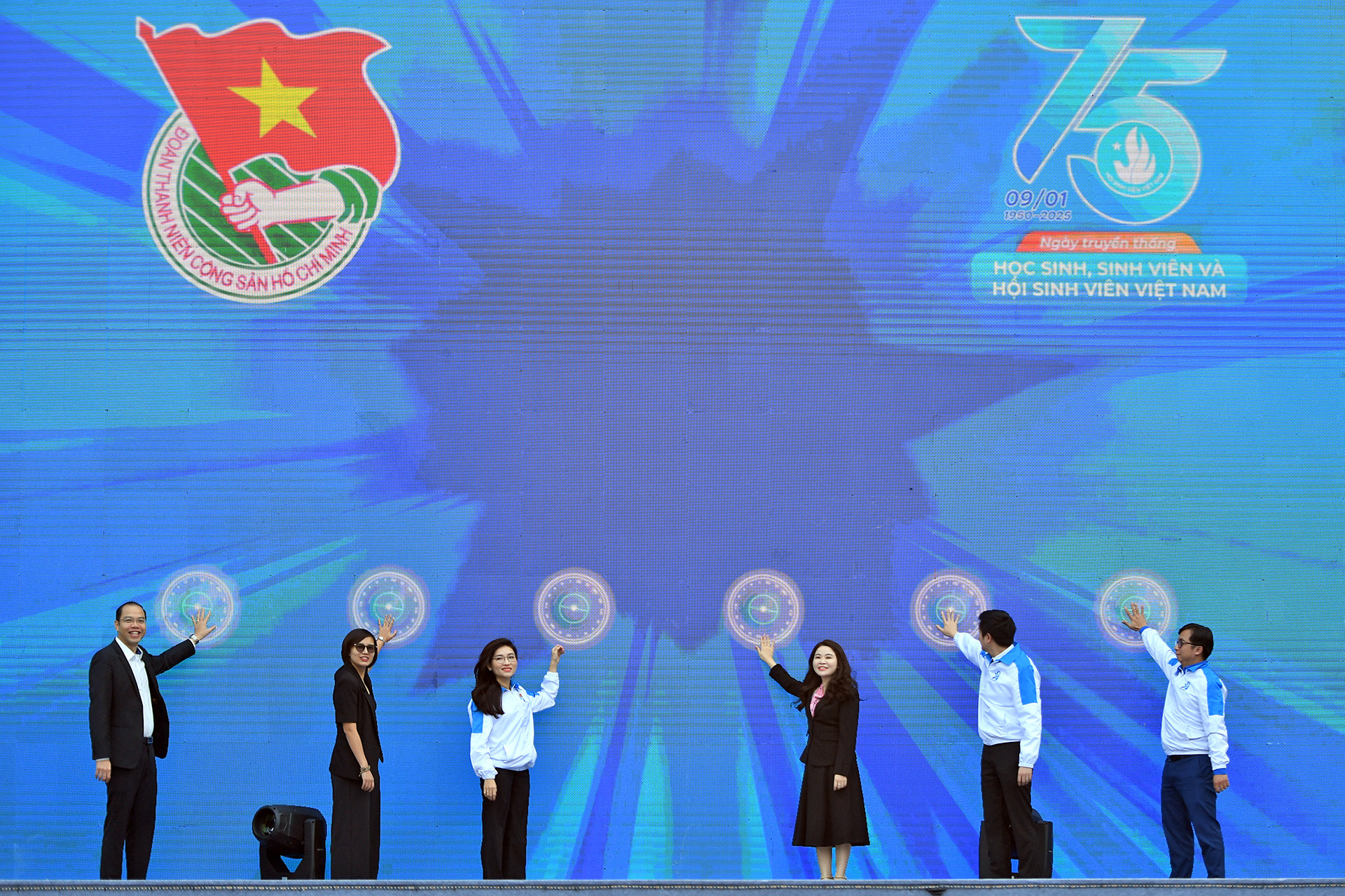 Đại diện Ban tổ chức và các đơn vị liên quan thực hiện nghi lễ khai mạc Ngày hội. Đây là hoạt động điểm nhấn, được tổ chức mỗi năm một lần của Trung ương Hội Sinh viên Việt Nam.