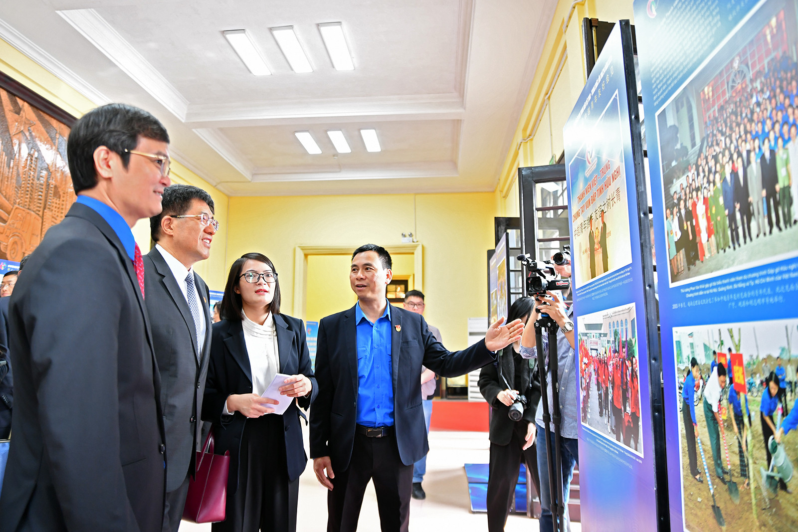 Các đại biểu tham quan triển lãm ảnh về các hoạt động giao lưu, hợp tác giữa Trung ương Đoàn và thanh thiếu nhi 2 nước.