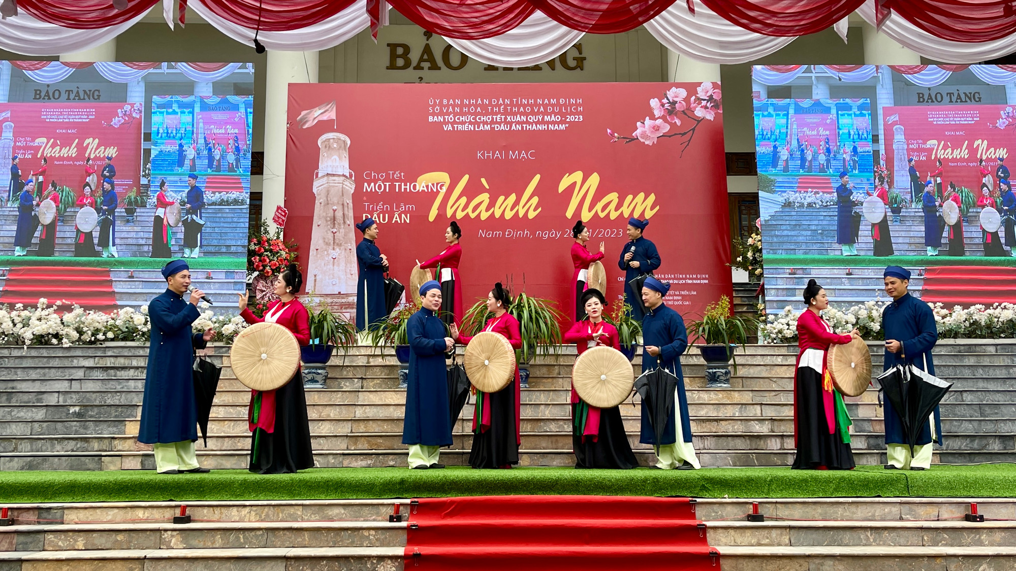 Một tiết mục văn nghệ tại lễ khai mạc chợ Tết "Một thoáng Thành Nam" và triển lãm "Dấu ấn Thành Nam".