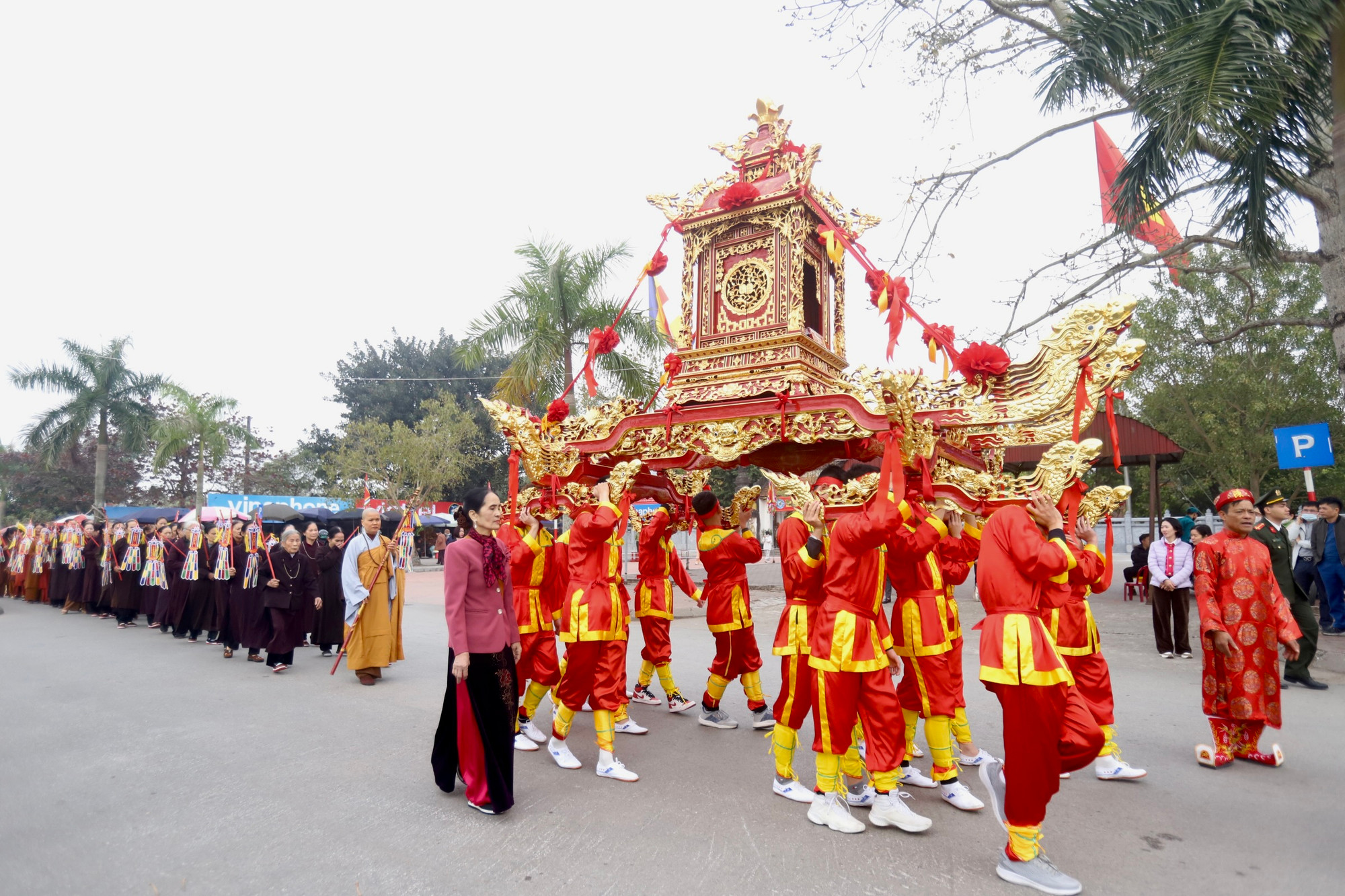 Kiệu Ngọc Lộ rất lớn, chạm khắc vô cùng đẹp mắt, được gánh bởi các thanh niên trai tráng khỏe mạnh.
