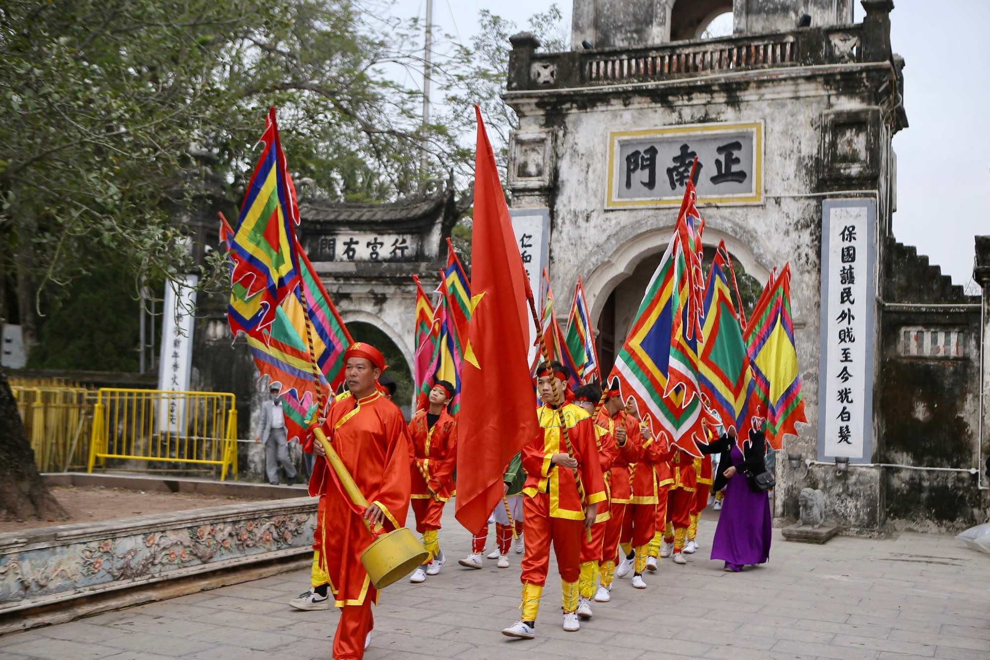 Đoàn rước có đầy đủ đội rước rồng, lân; chiêng, trống, đội bát âm, kiệu rước nước, kiệu rước cá, đội đánh bắt cá với vật dụng đầy đủ như vó, giậm, nơm; kiệu thánh, đội tế nam quan, đội tế nữ quan…