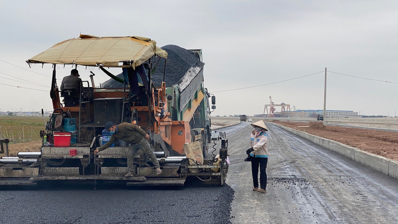 Thi công đường trục phát triển nối vùng kinh tế biển tỉnh Nam Định với đường cao tốc Cầu Giẽ-Ninh Bình, đoạn qua xã Nghĩa Bình, huyện Nghĩa Hưng.