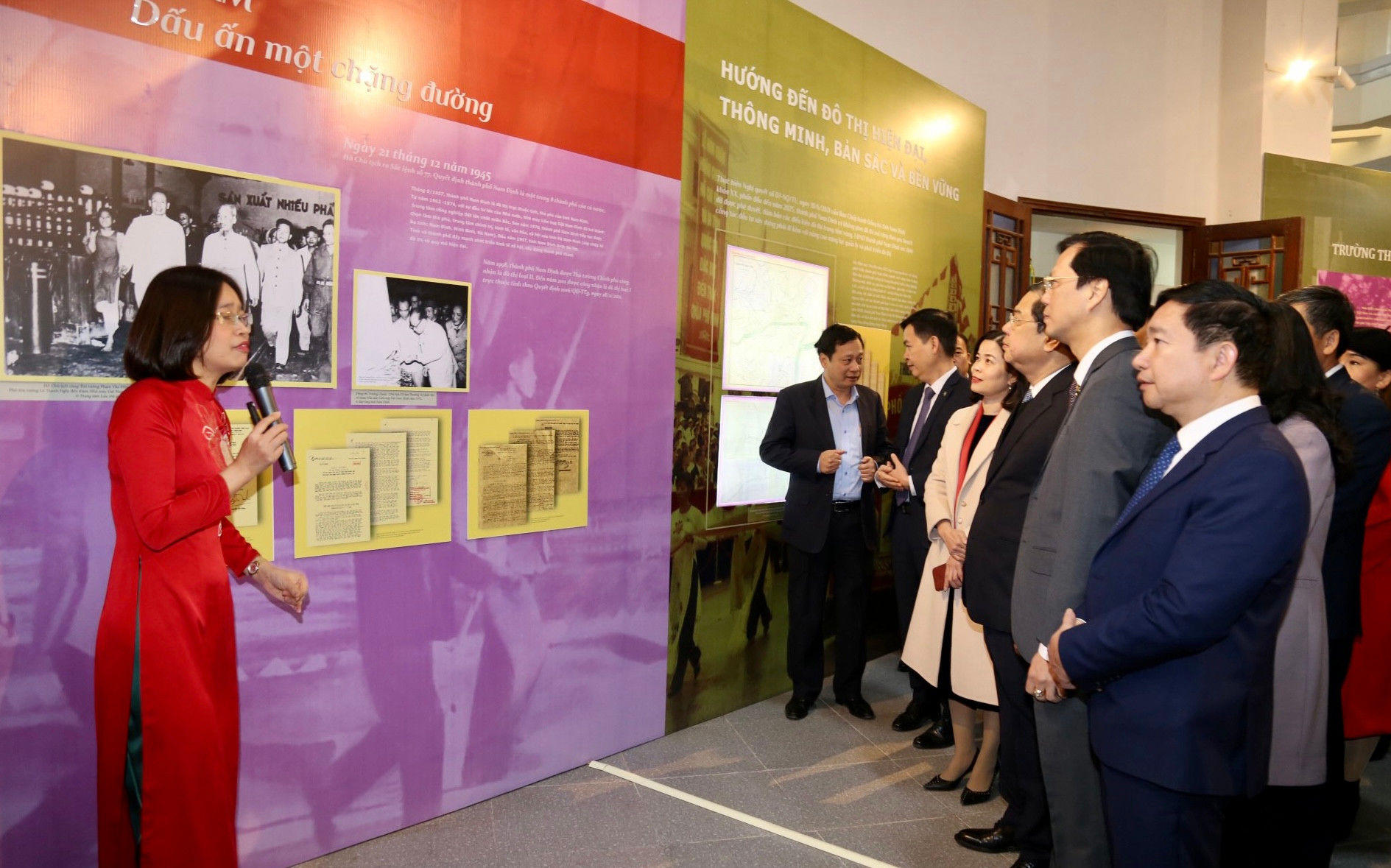 Rời khung cảnh náo nhiệt của chợ Tết, du khách sẽ được trải nghiệm nhiều dấu ấn lịch sử tại triển lãm chuyên đề "Thành Nam từ truyền thống đến hiện đại". Rất nhiều pa-nô, đồ họa, mô hình được chuẩn bị công phu từ trước Tết sẽ giới thiệu tư liệu quý về các mốc son trong dòng chảy lịch sử gần 800 năm hình thành và phát triển của Thành Nam: Từ Hành cung Thiên Trường, đô thị Vị Hoàng, Thành Nam đầu thế kỷ XX, thành cổ Nam Định, nhà máy dệt... đến dấu ấn phát triển của thành phố sau giải phóng và xây dựng đô thị hiện đại, thông minh, giàu bản sắc của ngày hôm nay.