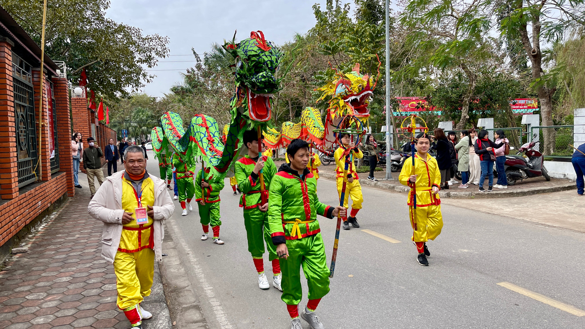 Đội múa rồng sẵn sàng biểu diễn phục vụ du khách. Ngoài ra, từ ngày 27 đến 30/1 (tức từ ngày mùng 6 đến mùng 9 tháng Giêng âm lịch), tại bảo tàng tỉnh Nam Định còn tổ chức trình diễn nhiều loại hình di sản văn hóa phi vật thể như múa rối nước, hát xẩm, hát chầu văn, ca trù, biểu diễn võ thuật, thi đấu cờ Bỏi...
