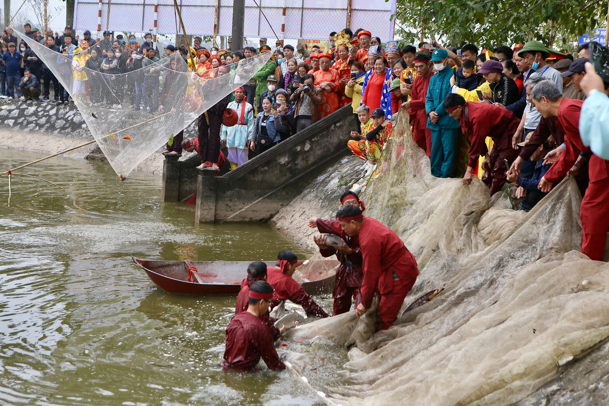Sau khi lấy nước ở giếng Rồng, đoàn lễ tổ chức đánh bắt hai loại cá "triều đẩu" (cá quả) và "long ngư" (cá chép), chuyển đến kiệu Rồng.
