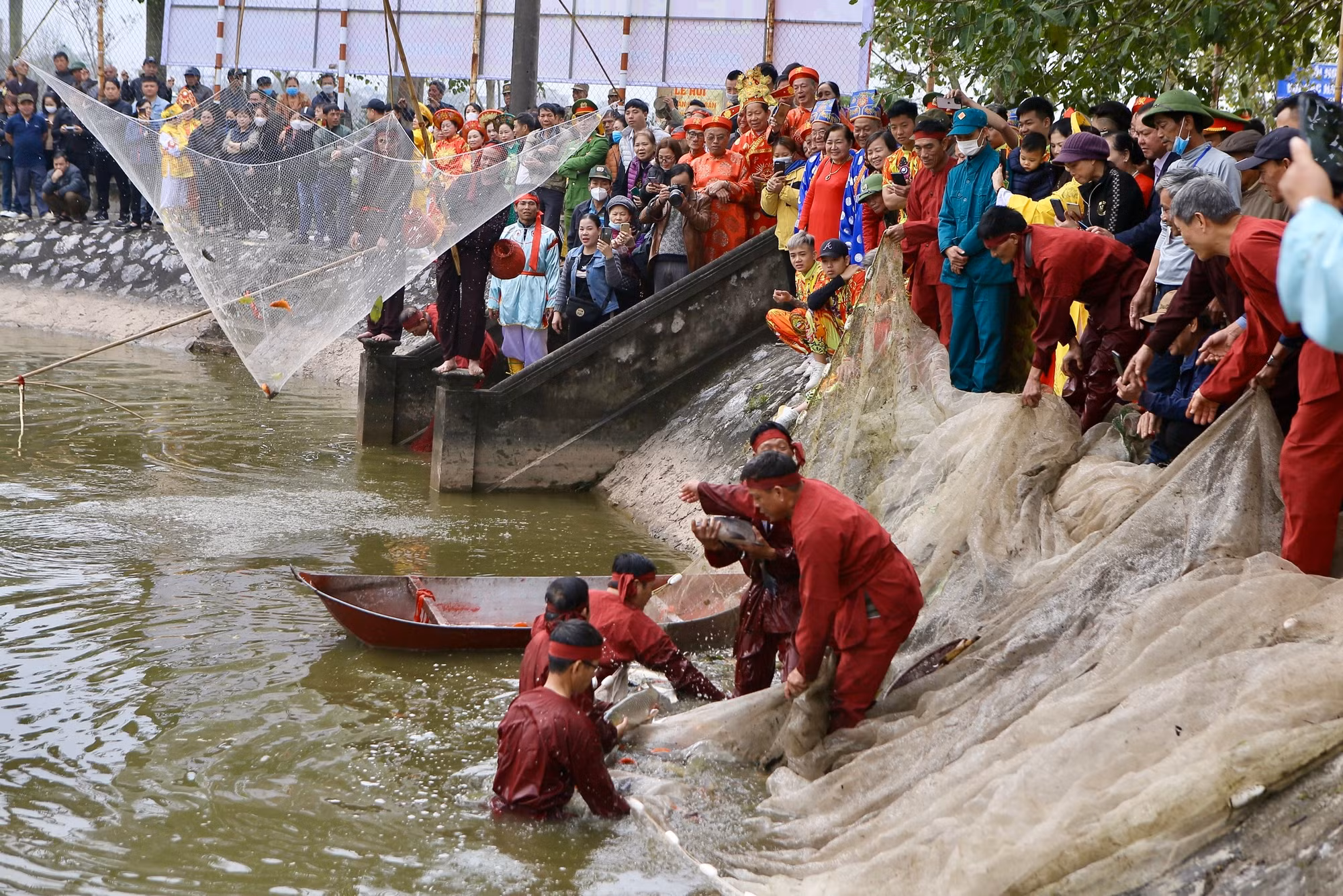 Sau khi lấy nước ở giếng Rồng, đoàn lễ tổ chức đánh bắt hai loại cá "triều đẩu" (cá quả) và "long ngư" (cá chép), chuyển đến kiệu Rồng.