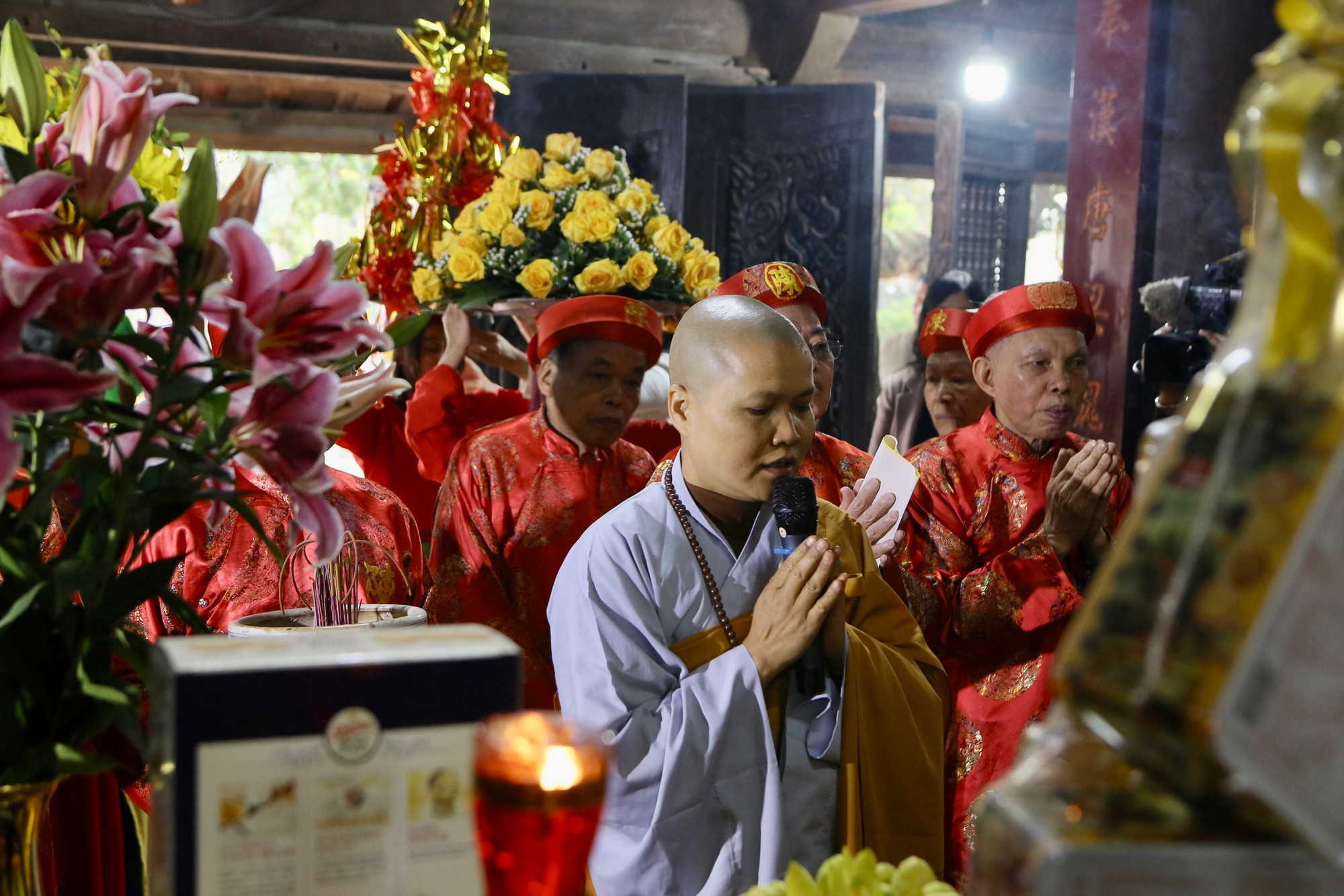 Làm lễ, xin rước bát hương thờ Phật hoàng Trần Nhân Tông, vị vua thứ ba đời Trần và cũng là Đệ nhất Tổ của thiền phái Trúc Lâm tại gian thờ của chùa Phổ Minh, thuộc Di tích quốc gia đặc biệt.