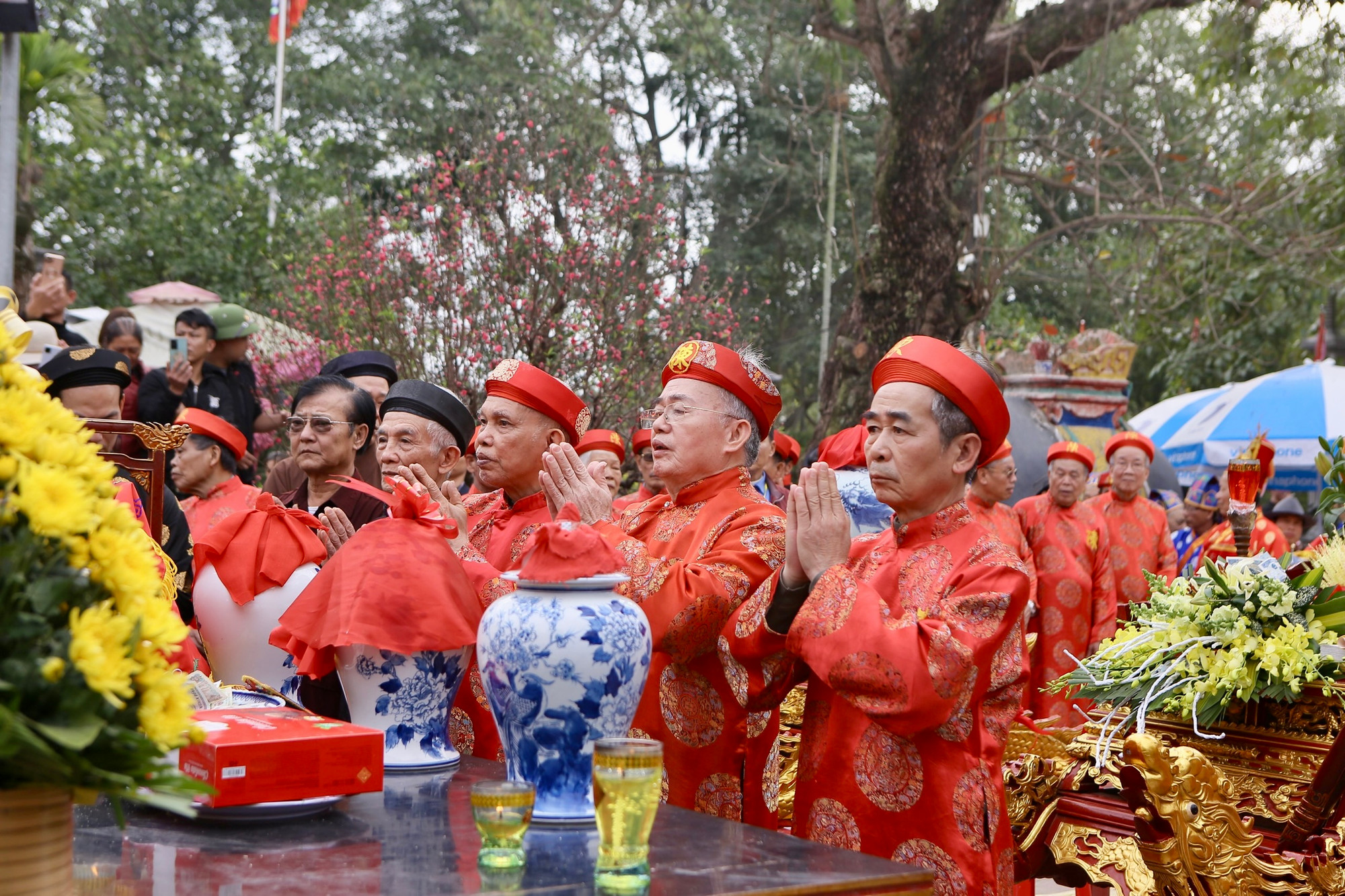 Các vị cao niên thực hiện nghi thức dâng nước, tế cá tại Đền Trần.