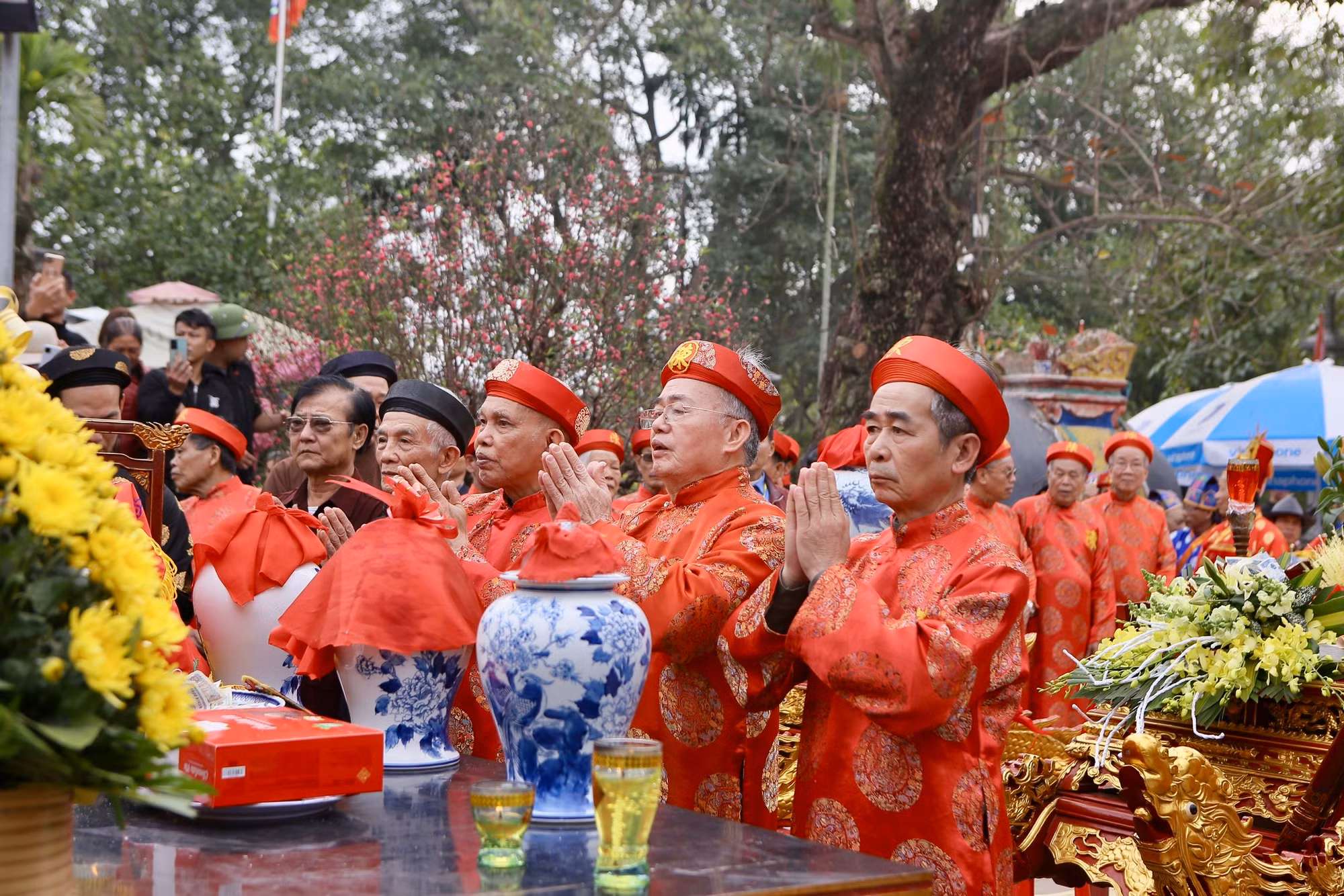 Các vị cao niên thực hiện nghi thức dâng nước, tế cá tại Đền Trần.
