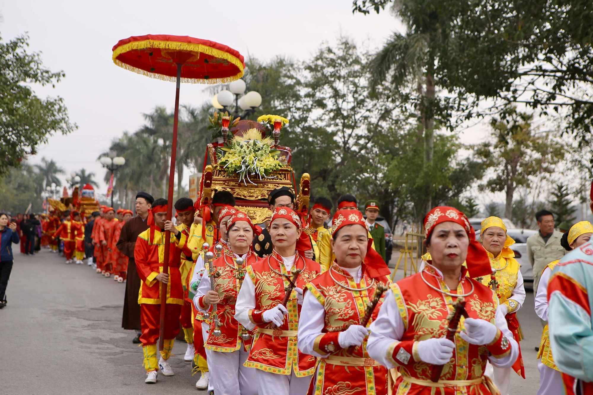 Rực rỡ sắc mầu tại lễ rước nước, tế cá, 1 trong 3 nghi lễ quan trọng nhất của Lễ hội khai ấn Đền Trần, cùng lễ khai ấn và lễ rước kiệu Ngọc Lộ.