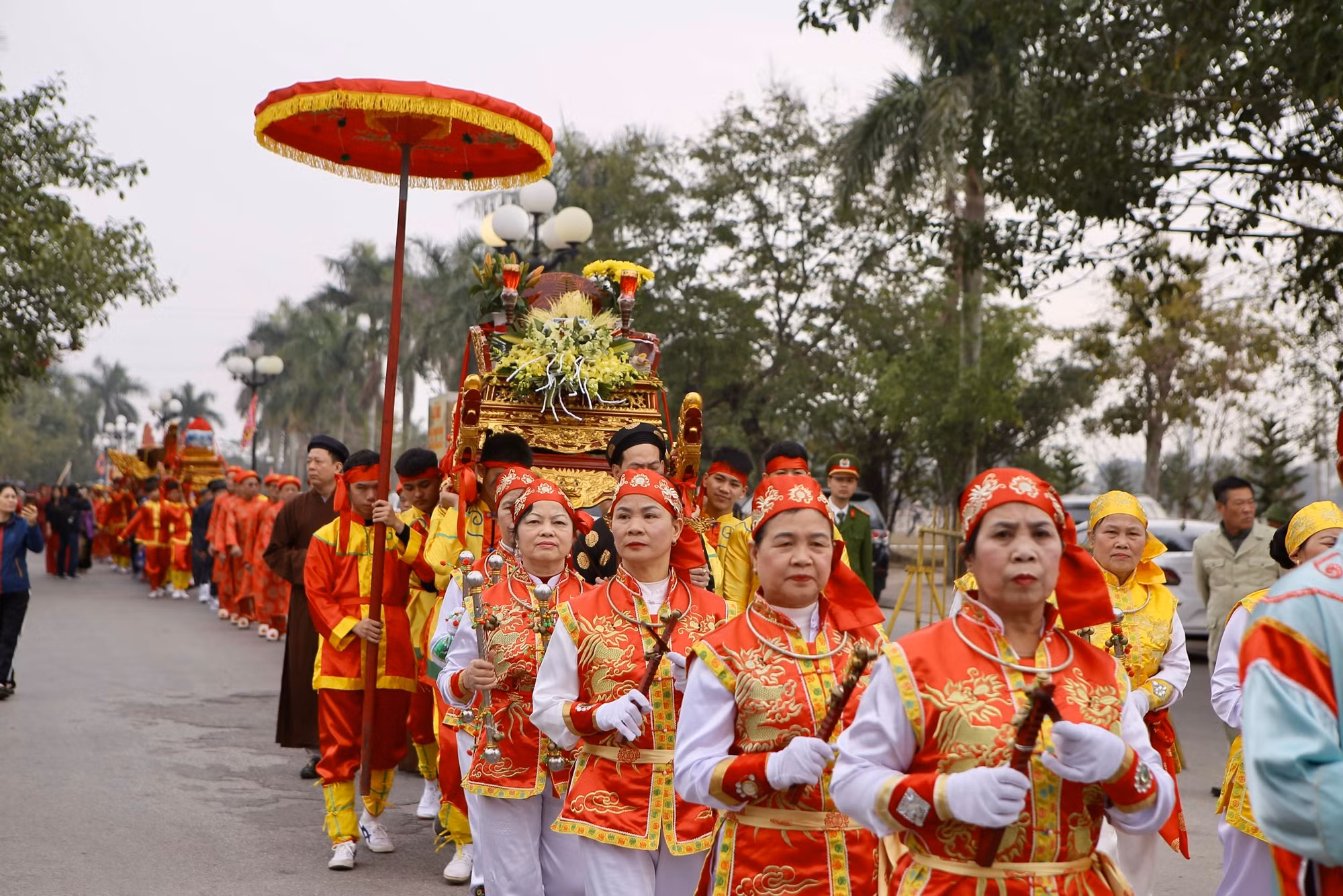 Rực rỡ sắc mầu tại lễ rước nước, tế cá, 1 trong 3 nghi lễ quan trọng nhất của Lễ hội khai ấn Đền Trần, cùng lễ khai ấn và lễ rước kiệu Ngọc Lộ.