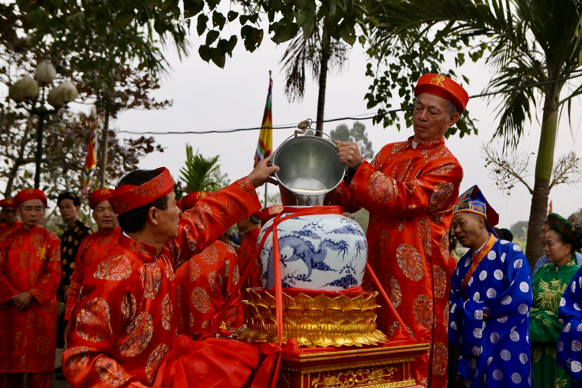 Thực hiện nghi thức rước nước ở giếng Rồng.