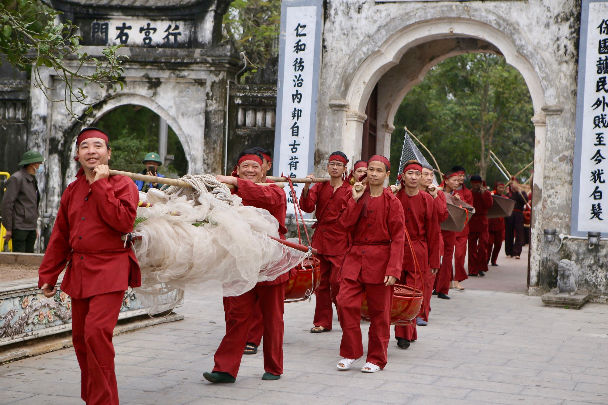 Sáng 12 tháng Giêng xuân Quý Mão, tại Đền Trần tiếp tục diễn ra nghi lễ rước nước, tế cá. Nghi lễ này có ý nghĩa tôn vinh nghề chài lưới vốn là xuất thân của nhà Trần, và cầu mưa thuận gió hòa, mùa màng tươi tốt.