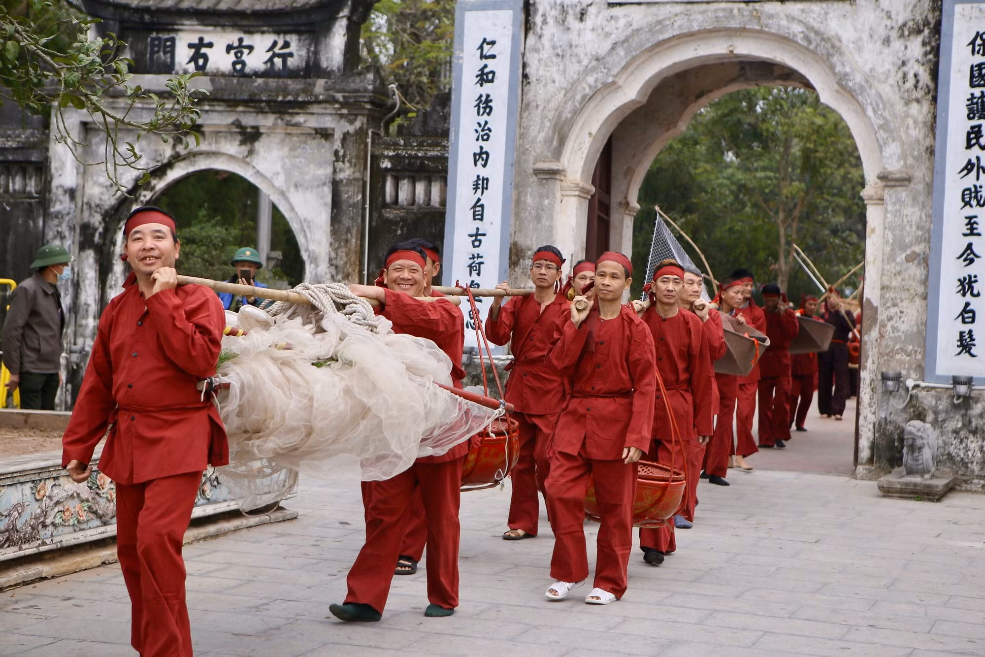 Sáng 12 tháng Giêng xuân Quý Mão, tại Đền Trần tiếp tục diễn ra nghi lễ rước nước, tế cá. Nghi lễ này có ý nghĩa tôn vinh nghề chài lưới vốn là xuất thân của nhà Trần, và cầu mưa thuận gió hòa, mùa màng tươi tốt.