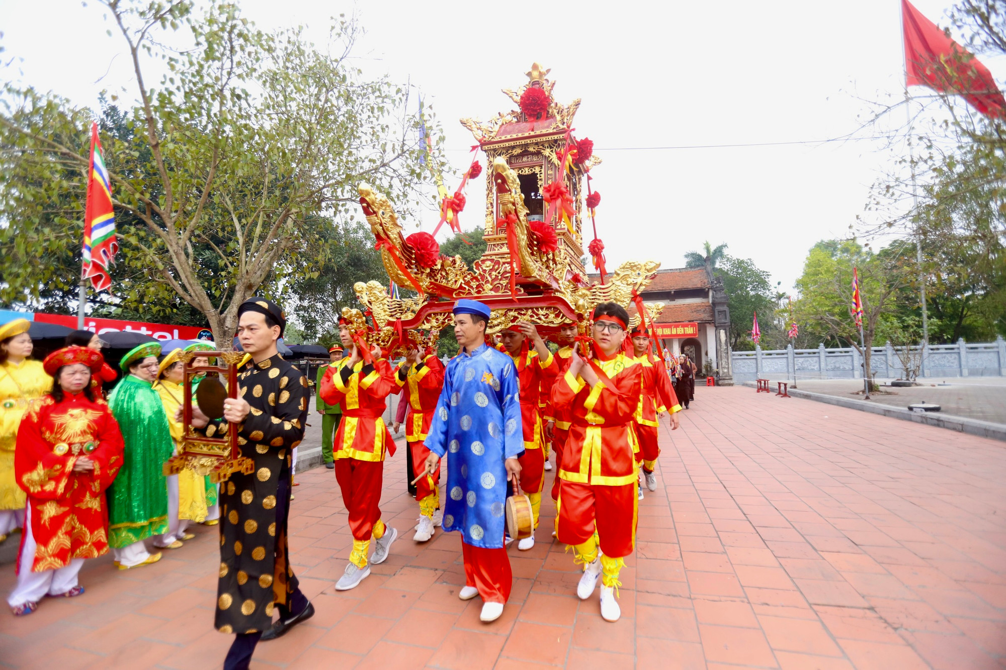 Lễ rước kiệu Ngọc Lộ diễn ra sáng 11 tháng Giêng, được tổ chức trở lại lần đầu sau vài năm bị gián đoạn vì dịch Covid-19. Đám rước hàng trăm người, có đầy đủ cờ, nghi trượng, dàn bát âm, khởi hành từ đền Thượng (đền Thiên Trường) sang chùa Phổ Minh.