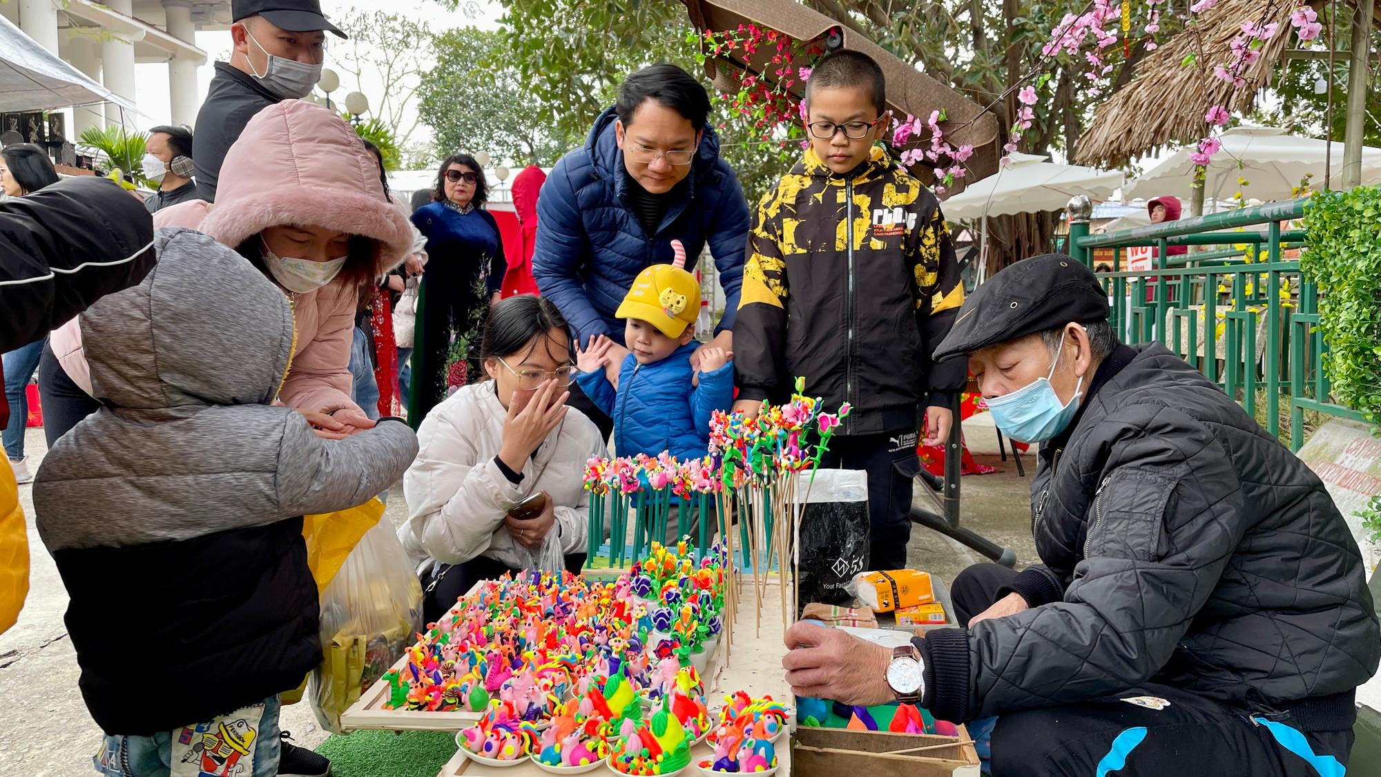 Các em nhỏ háo hức với tò he, đồ chơi dân gian xưa.