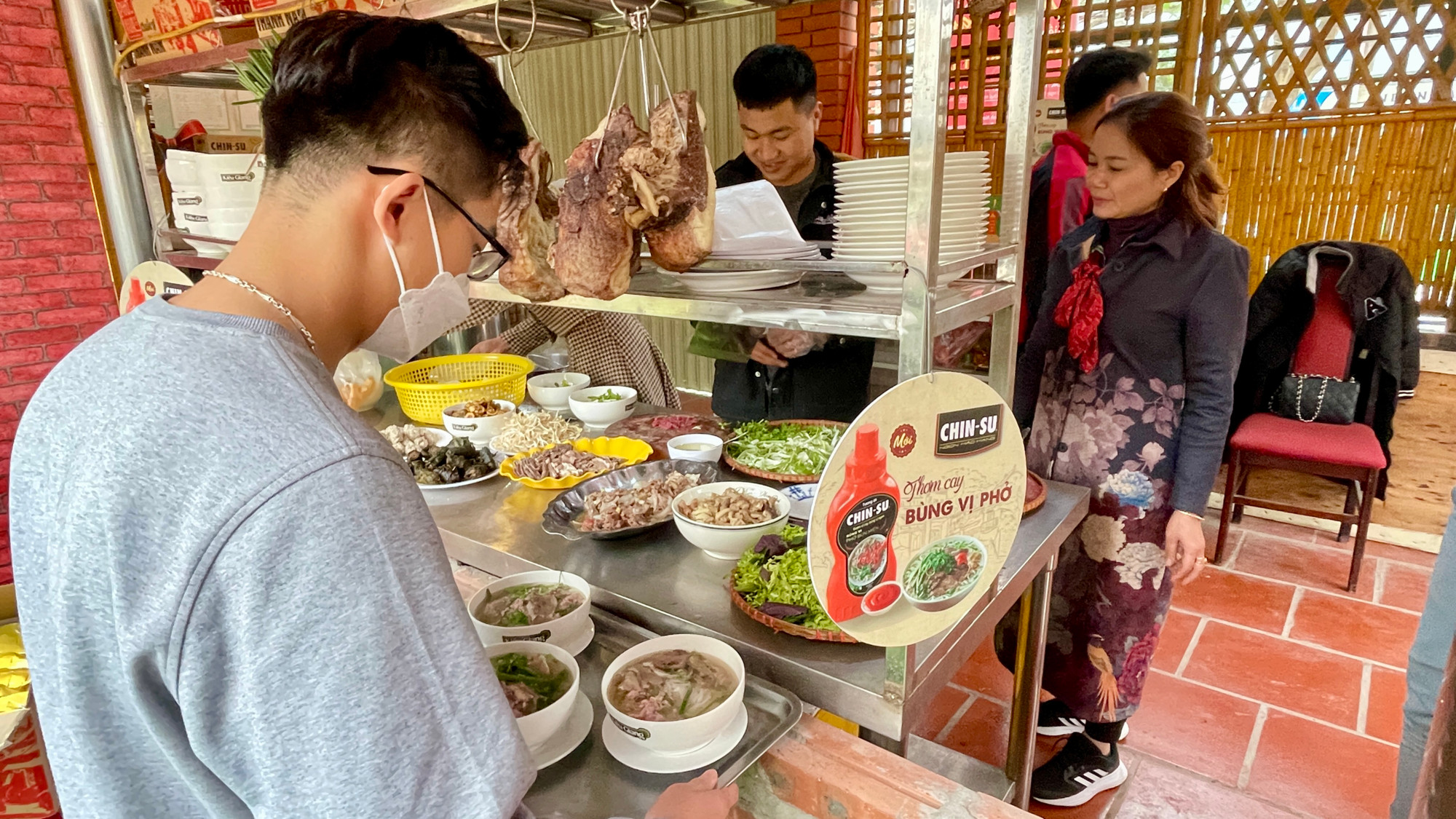 Đến với chợ Tết Thành Nam, người dân được trải nghiệm nhiều món ăn truyền thống đặc sắc như phở xưa Nam Định, phở Vân Cù, bánh xíu páo, kẹo Sìu Châu...