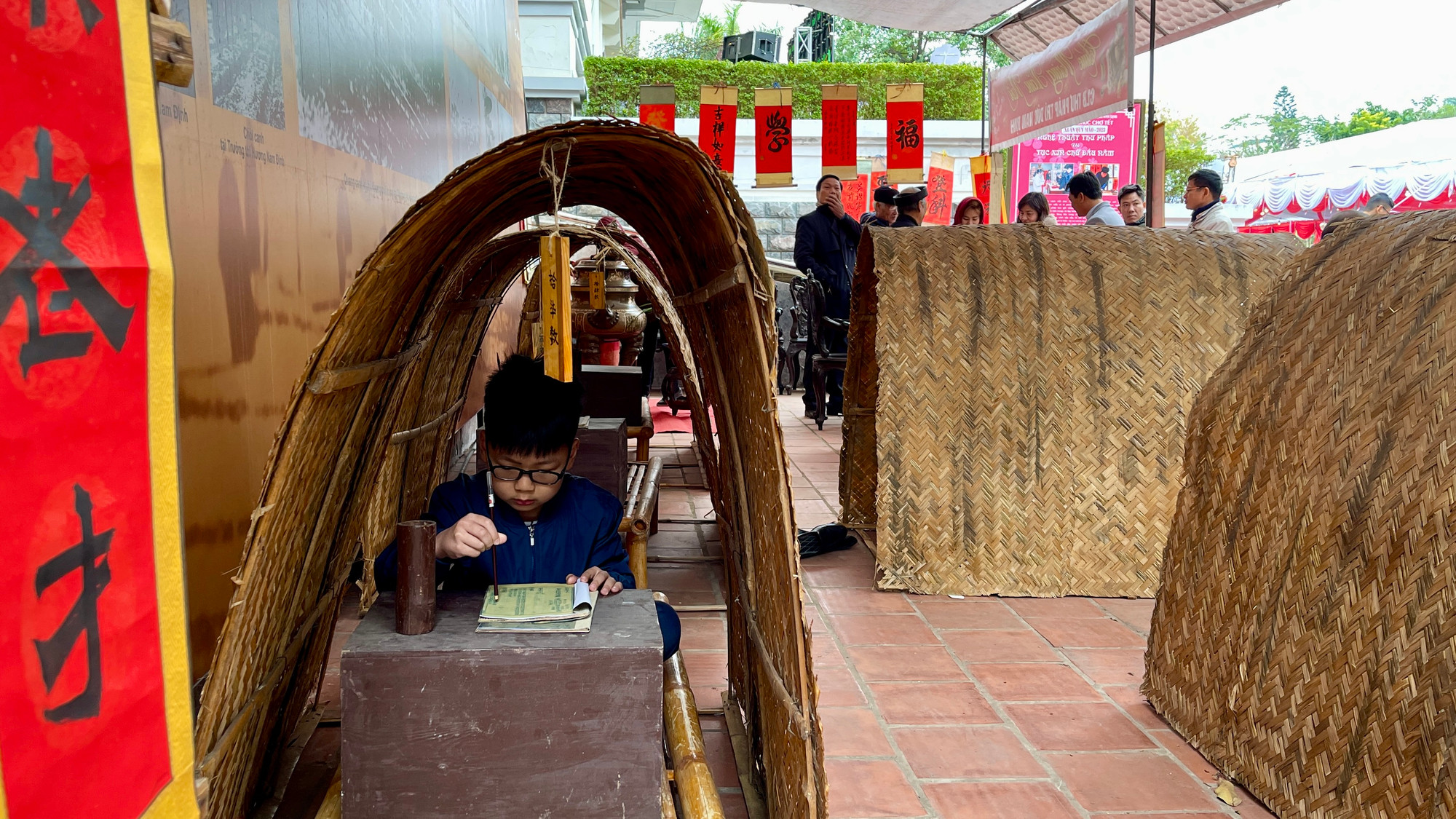 Trải nghiệm cảm giác làm một sĩ tử thời xưa với bút, nghiên, lều, chõng trong khu vực mô hình trường thi Hương Nam Định.