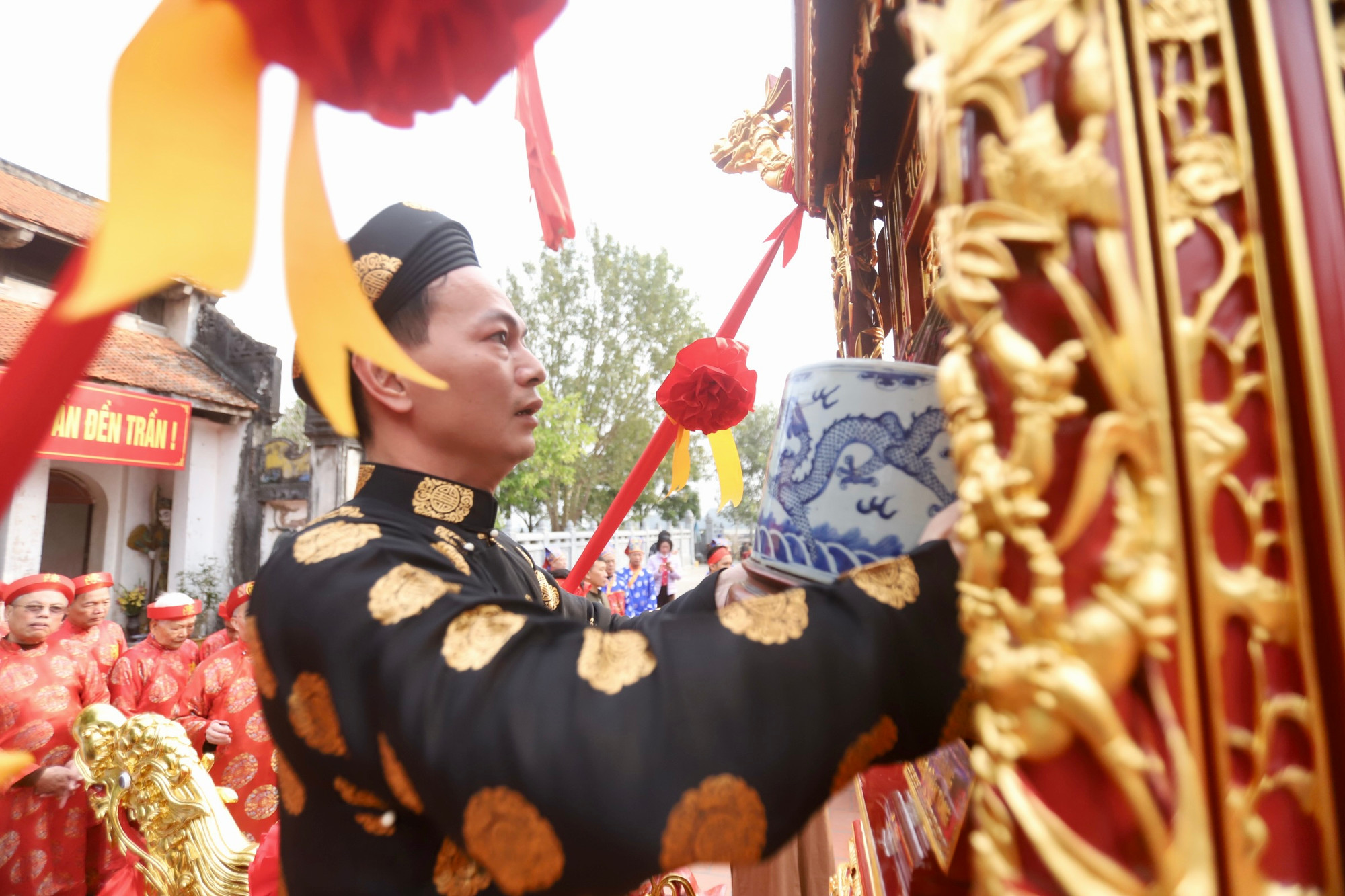 Bát hương thờ Phật hoàng Trần Nhân Tông được thỉnh từ trong kiệu ra, với ý nghĩa về đền Thiên Trường để bái tổ, tri ân công đức của các bậc tiền nhân.