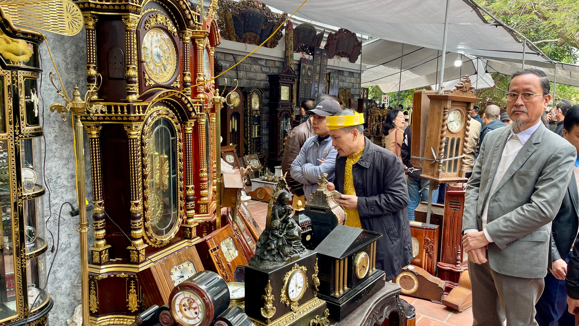 Khu vực trưng bày đồ cổ luôn thu hút rất đông người dân không chỉ trong mà cả ngoài tỉnh Nam Định. Bên cạnh chợ bán đồ xưa, tại bảo tàng còn diễn ra các hoạt động thú vị khác như giao lưu, đấu giá cổ vật.