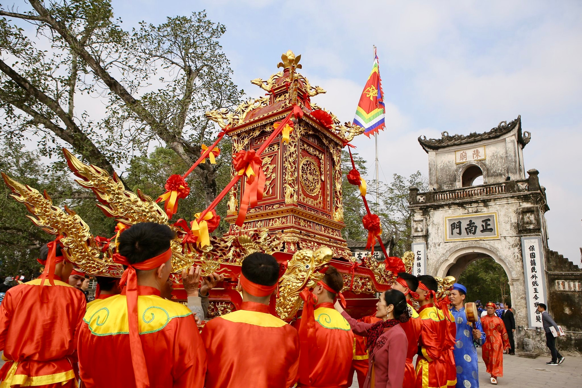 Đoàn rước kiệu trở về Đền Trần, nơi cách chùa Phổ Minh khoảng 500m.