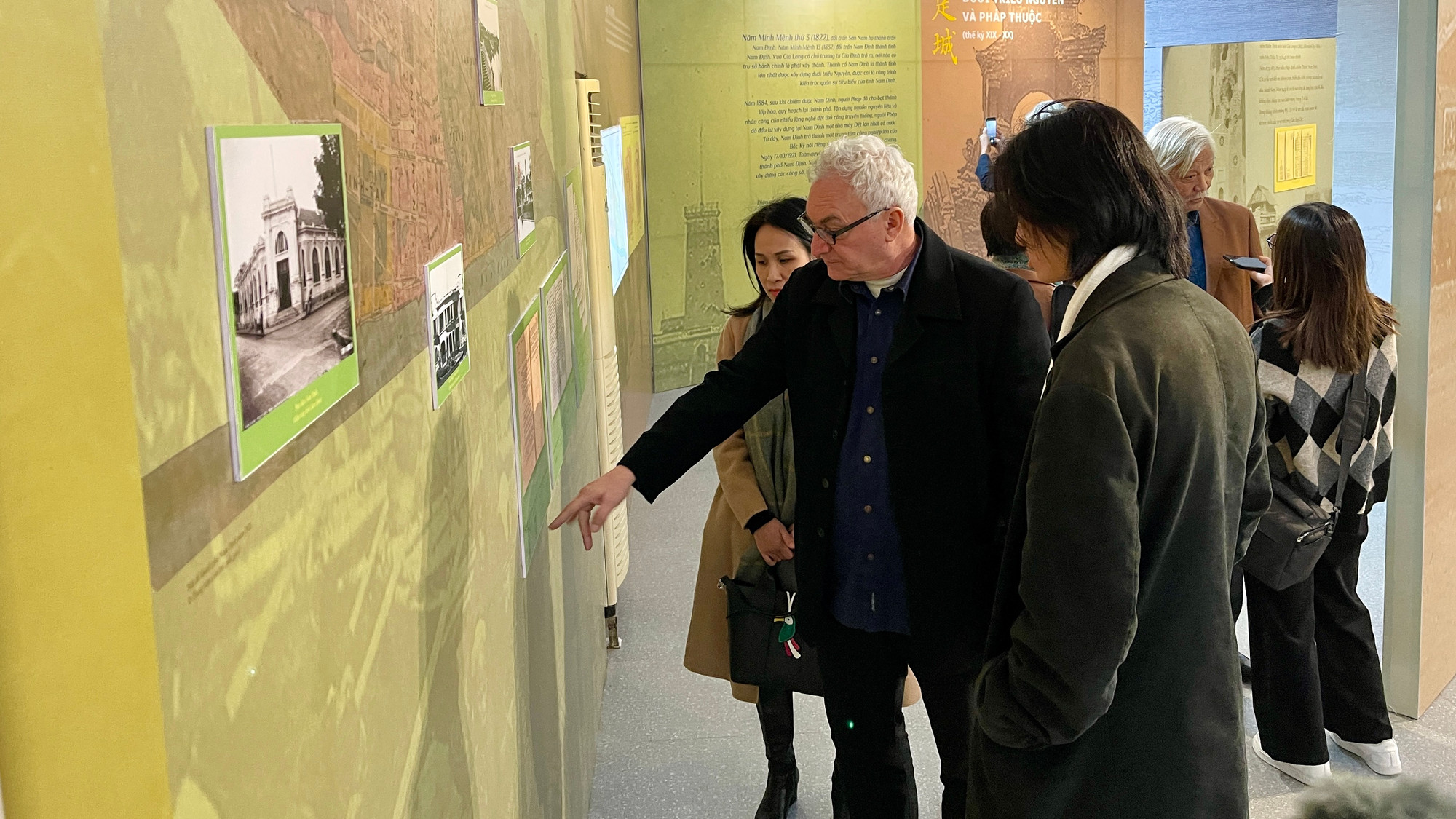 Triển lãm không chỉ nhận được sự quan tâm của đông đảo người dân Nam Định mà còn thu hút du khách nước ngoài.