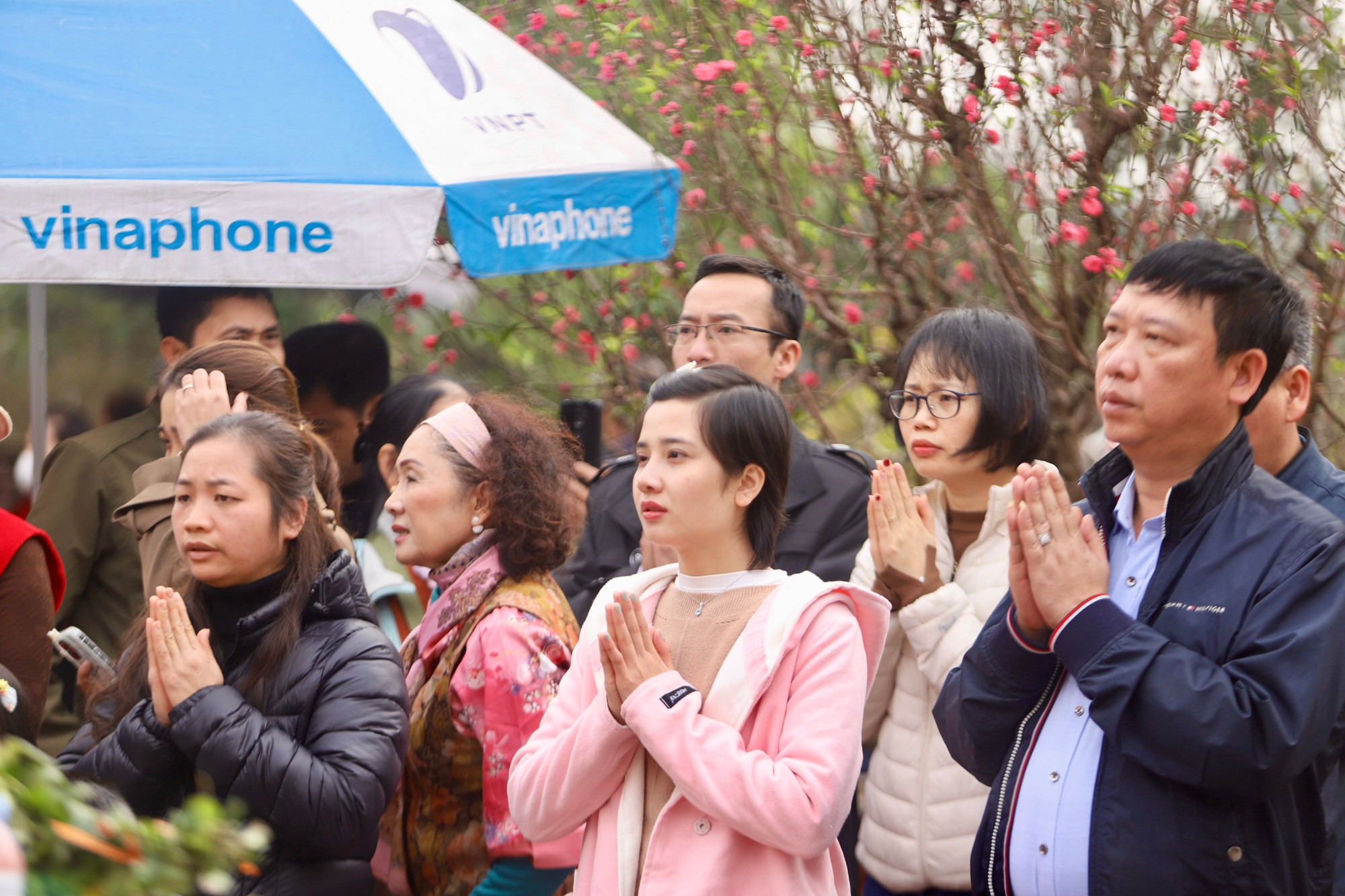 Trong không gian linh thiêng, rất nhiều người dân đã đến để chứng kiến một nghi lễ quan trọng trong Lễ hội khai ấn Đền Trần. Trước đây, từng có thời gian dài lễ rước kiệu Ngọc Lộ bị mai một, trước khi được phục dựng đầy đủ vào năm 2015.