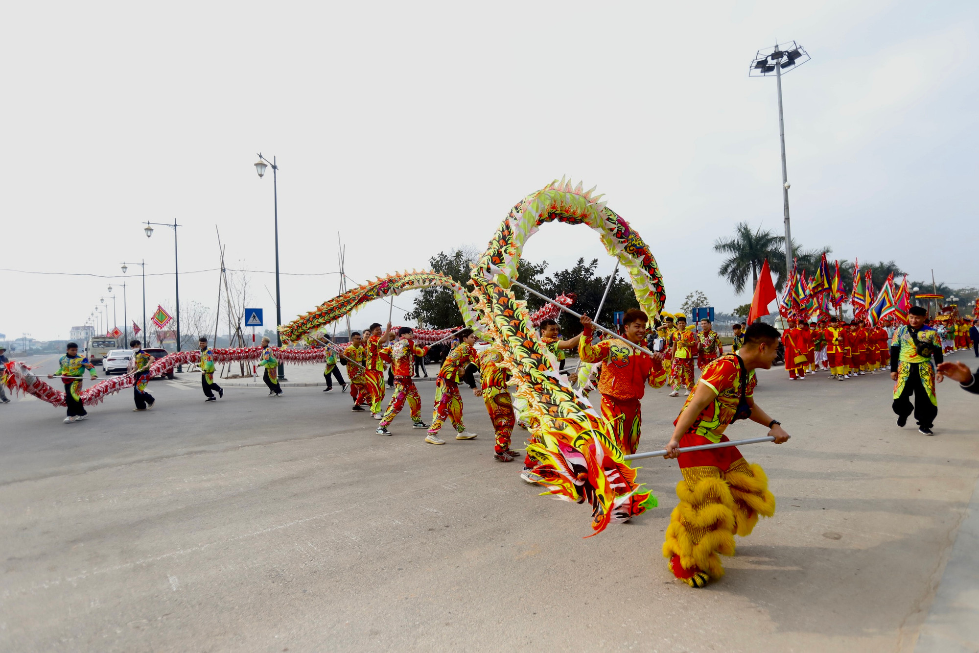 Đội múa rồng đi đầu đoàn rước kiệu, biểu diễn trong tiếng trống hội rộn rã, náo nức của ngày xuân.