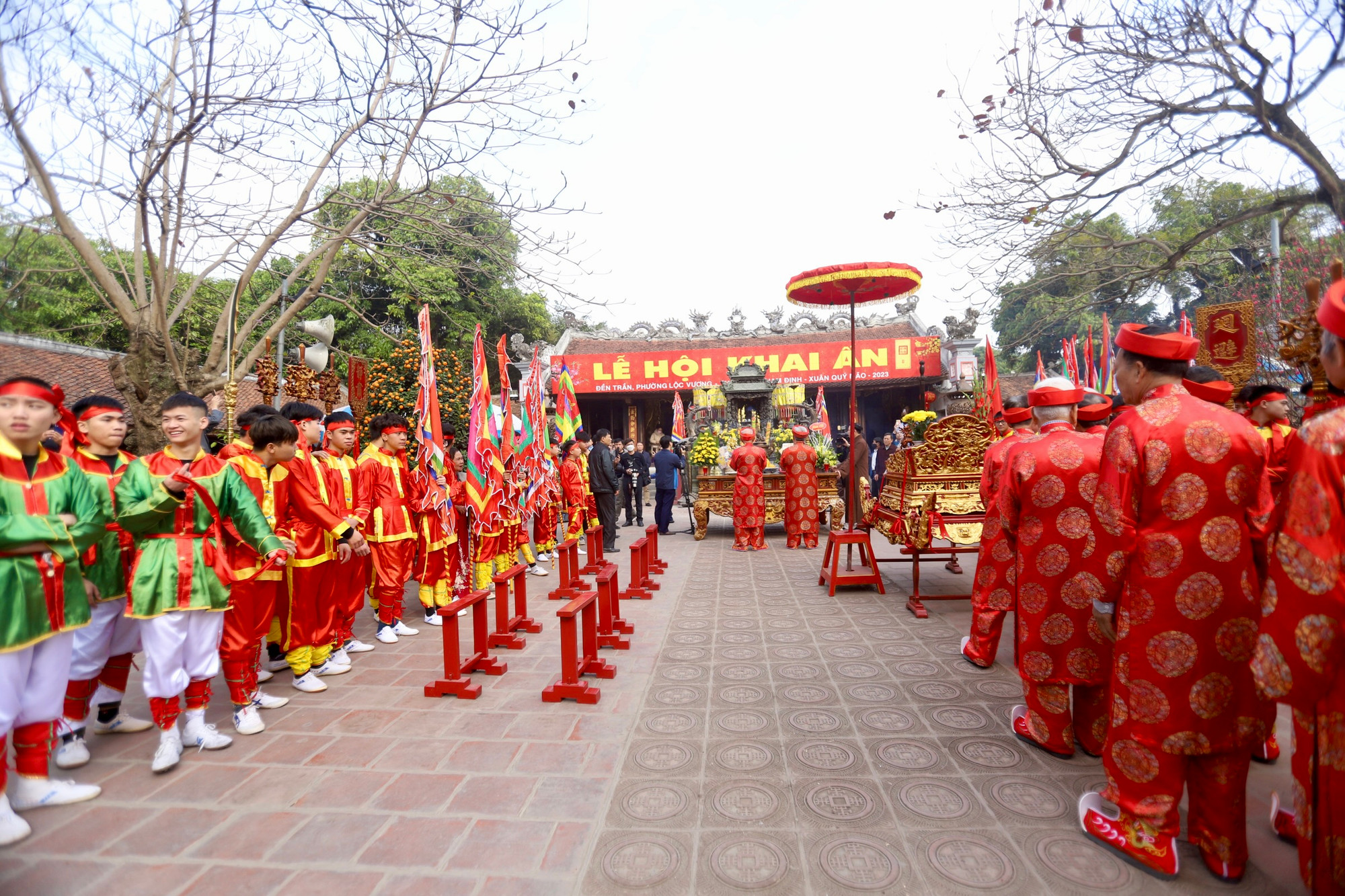 Kiệu được đặt trang trọng trước lư hương lớn trong sân đền Thiên Trường.