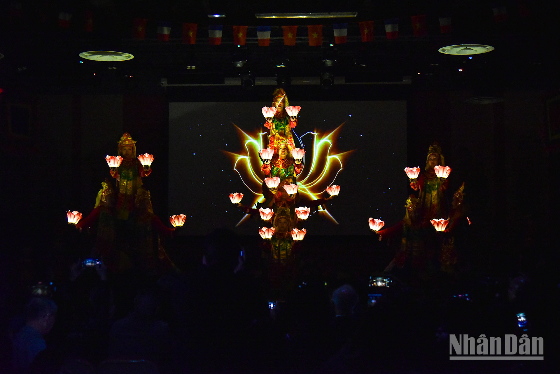 Vũ khúc cung đình "Lục cúng hoa đăng" là sự kết tinh của âm nhạc, kỹ thuật múa tôn giáo và dân gian, thường được trình diễn trong các ngày lễ thánh thọ, tiên thọ, vạn thọ và lễ cúng Mụ trong cung đình.