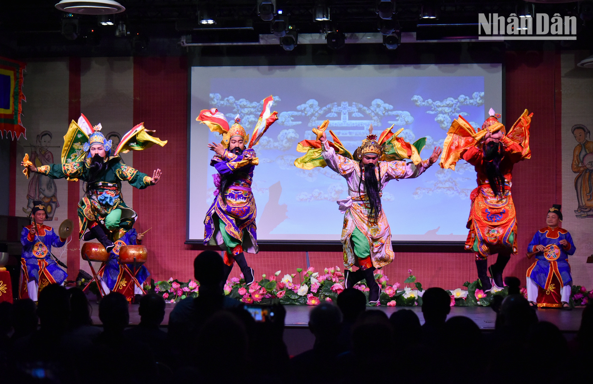 Vũ khúc cung đình "Trình tường tập khánh" thể hiện bốn vị tứ trụ thiên thần vâng mệnh Thượng đế giáng xuống trần gian để chúc phúc, ban ấm no, mừng thịnh vượng cho nhà vua và bách tính.