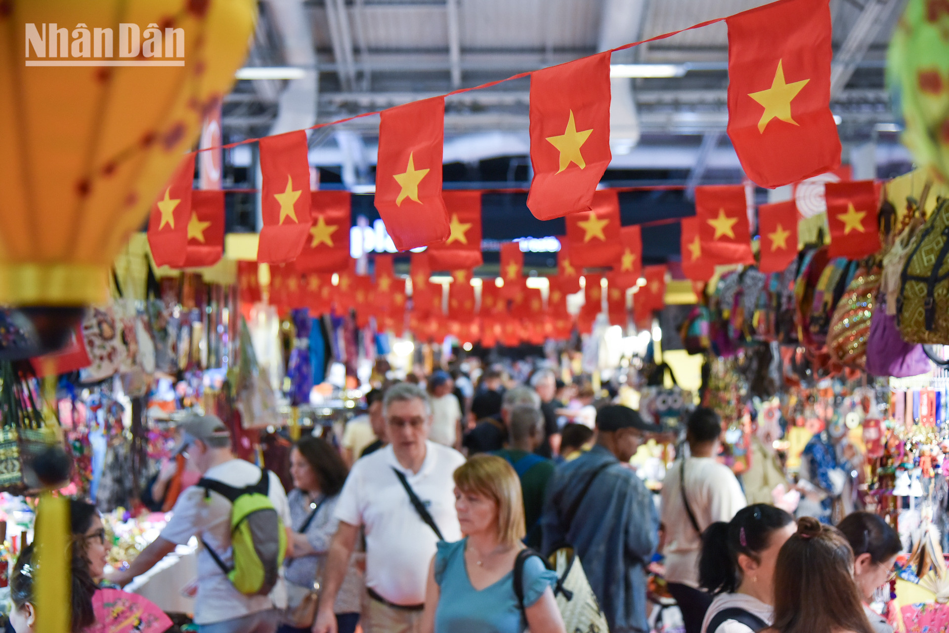 Ông cho biết, lễ khai mạc gian hàng Việt Nam qua các năm đều ghi nhận sự hiện diện của Đại sứ Việt Nam tại Pháp, thể hiện sự quan tâm sâu sắc của Việt Nam đối với ý nghĩa của sự kiện, cũng như trong việc thúc đẩy và quảng bá văn hóa Việt Nam tới bạn bè quốc tế.