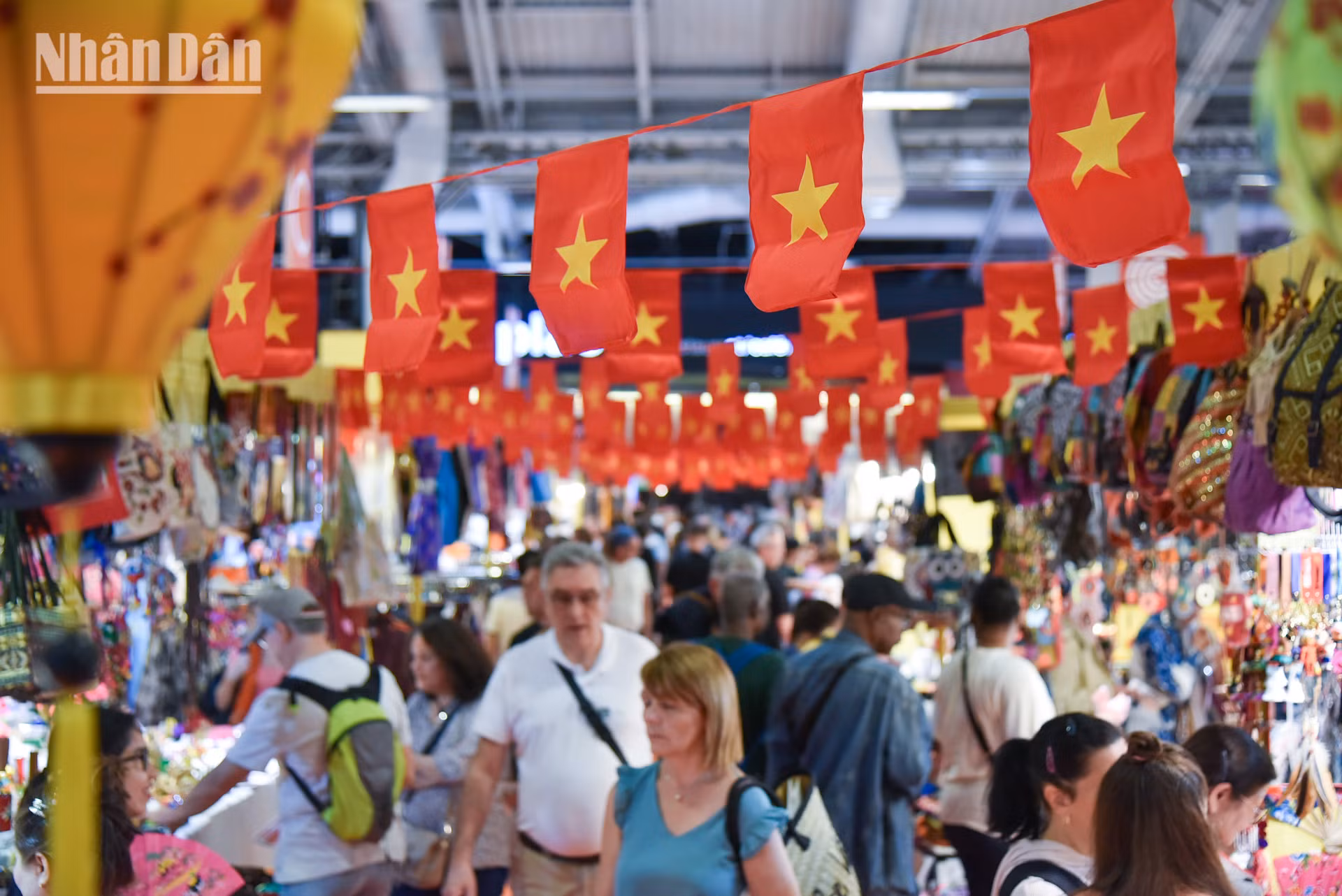 Ông cho biết, lễ khai mạc gian hàng Việt Nam qua các năm đều ghi nhận sự hiện diện của Đại sứ Việt Nam tại Pháp, thể hiện sự quan tâm sâu sắc của Việt Nam đối với ý nghĩa của sự kiện, cũng như trong việc thúc đẩy và quảng bá văn hóa Việt Nam tới bạn bè quốc tế.