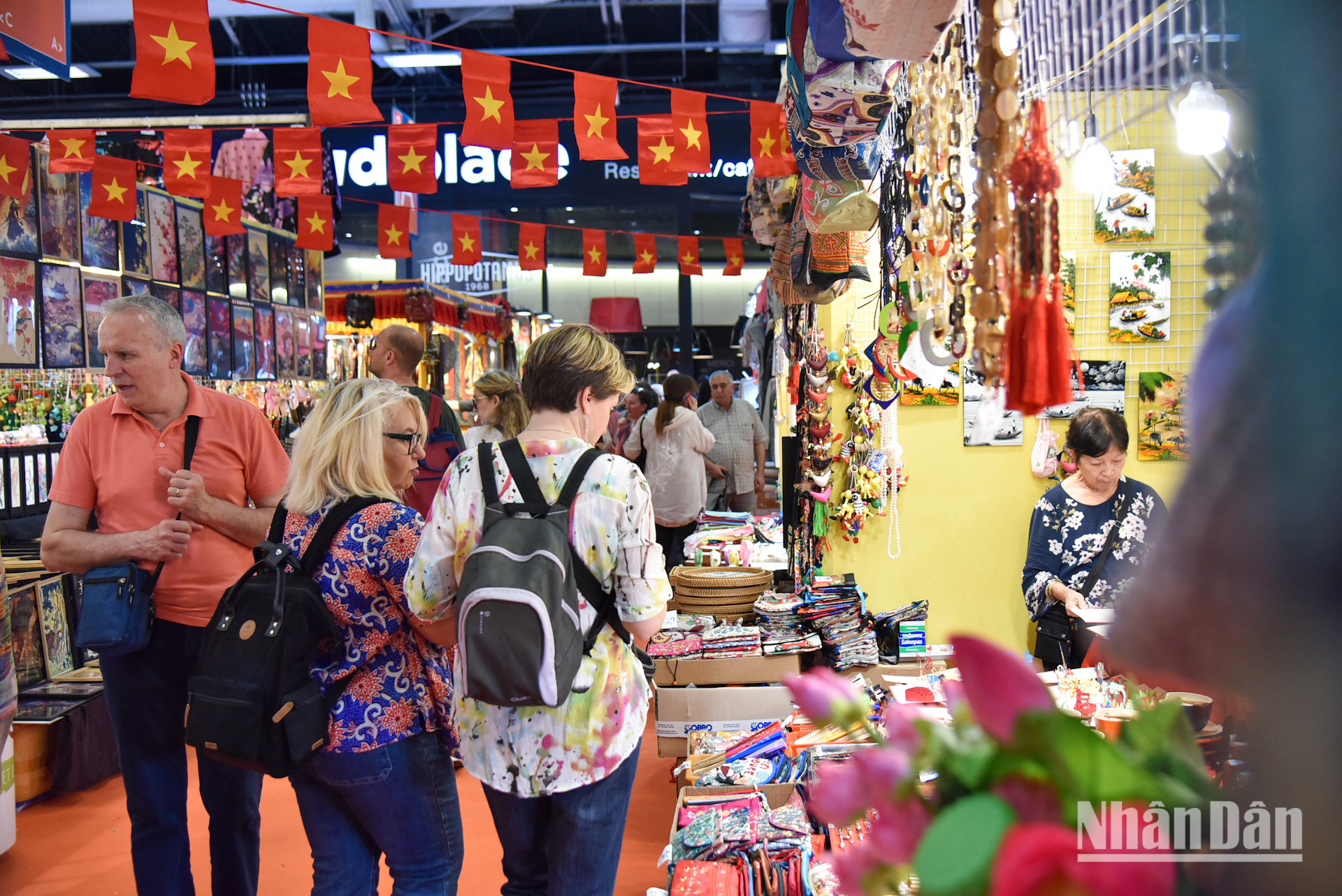 Ông Steven Abajoli đánh giá cao sự tham gia của Trung tâm văn hóa Việt Nam tại Pháp, góp phần đưa gian hàng Việt Nam là điểm ghé chân đậm chất văn hóa của du khách.