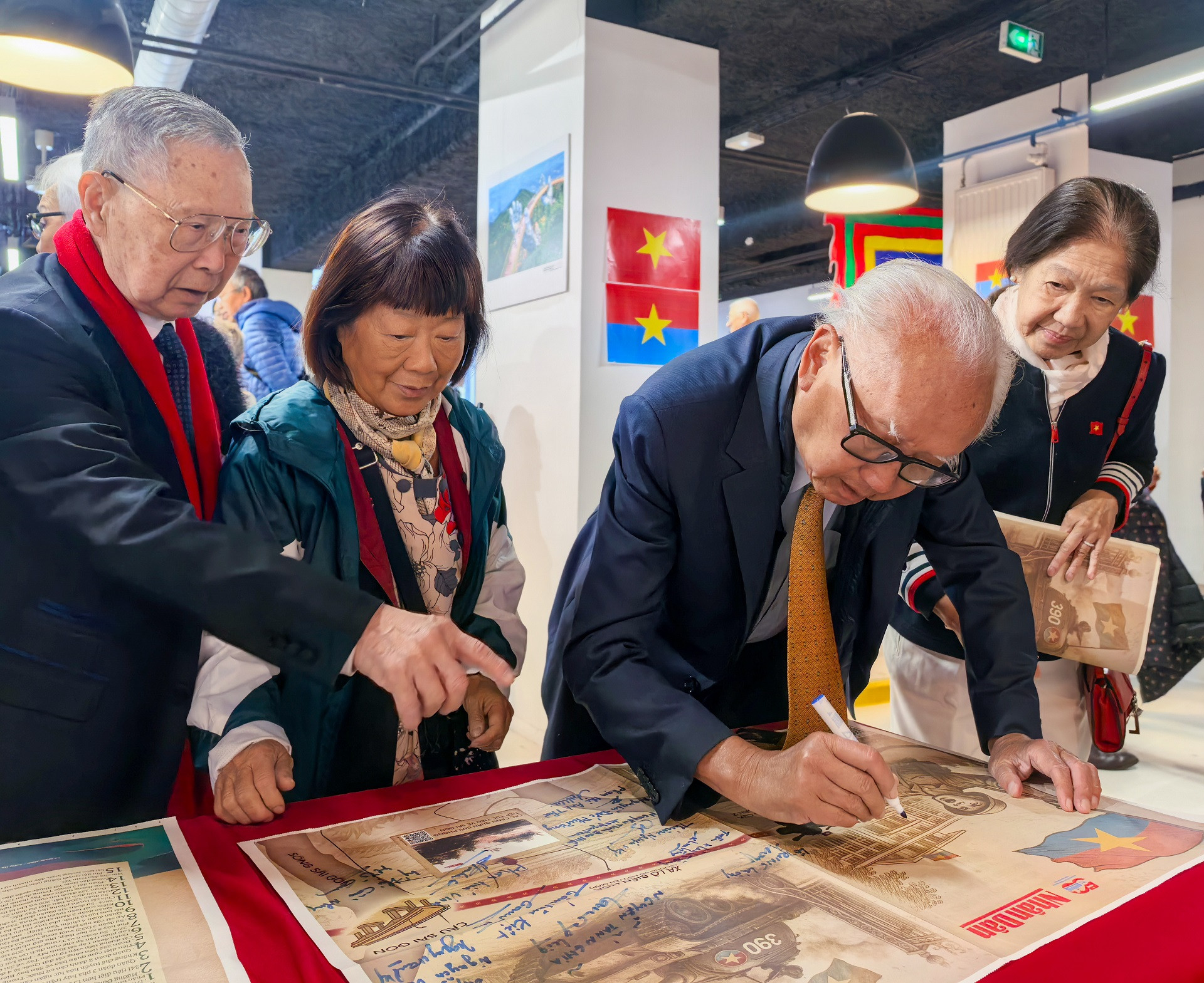 [Ảnh] Kiều bào tại Pháp ôn lại lịch sử qua phụ san đặc biệt kỷ niệm 50 năm thống nhất đất nước ảnh 11