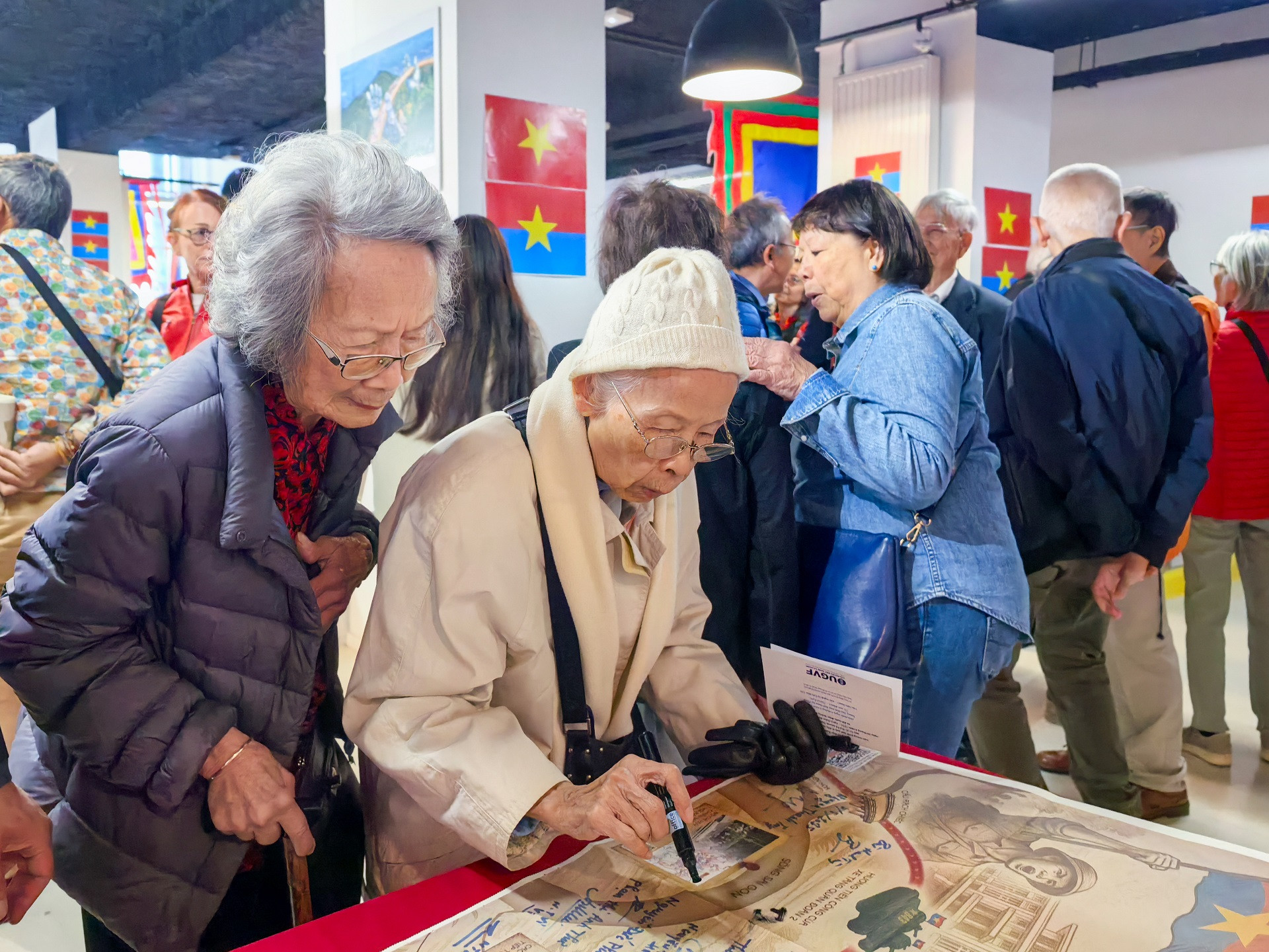 [Ảnh] Kiều bào tại Pháp ôn lại lịch sử qua phụ san đặc biệt kỷ niệm 50 năm thống nhất đất nước ảnh 3