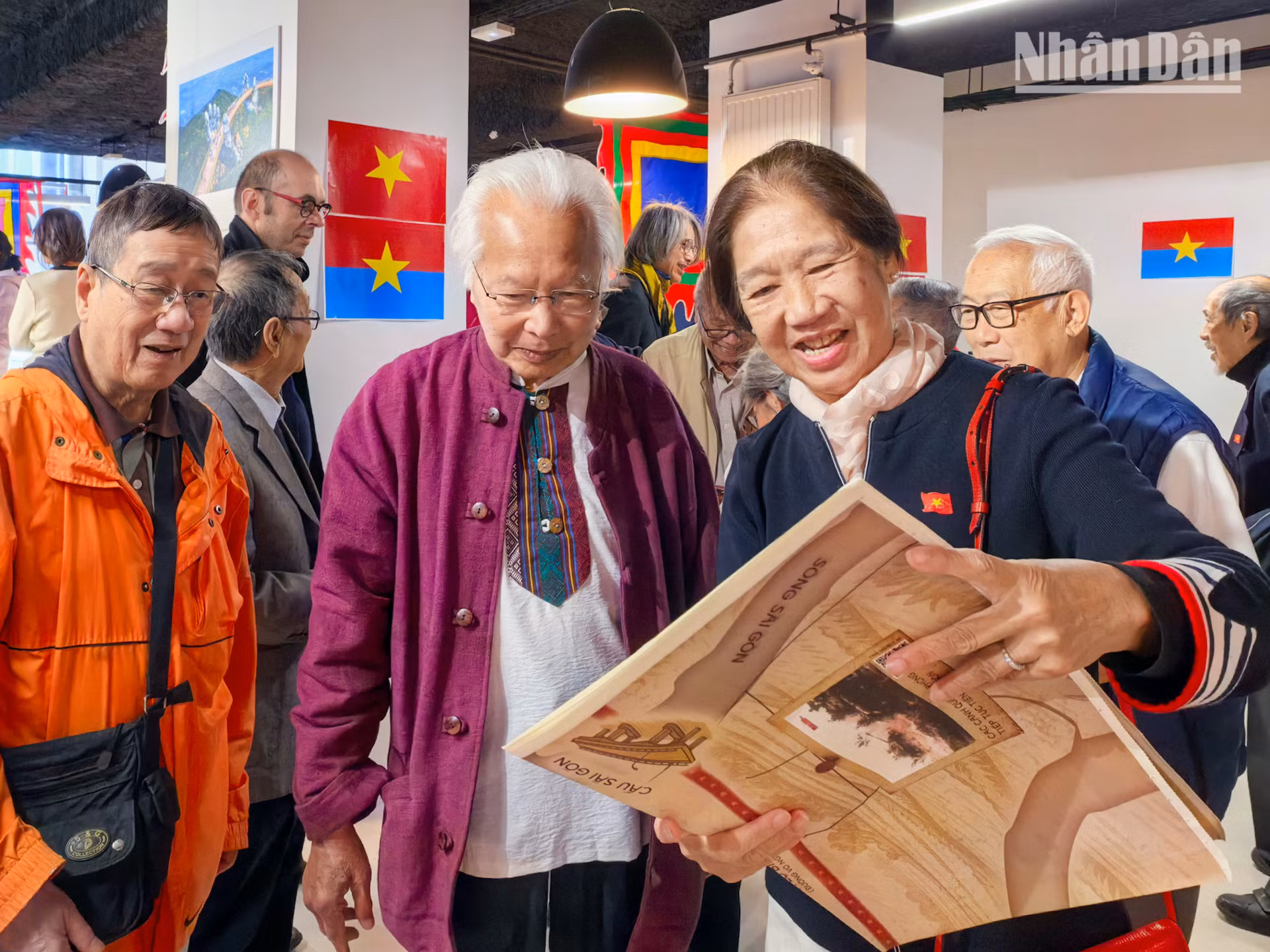 [Ảnh] Kiều bào tại Pháp ôn lại lịch sử qua phụ san đặc biệt kỷ niệm 50 năm thống nhất đất nước ảnh 2