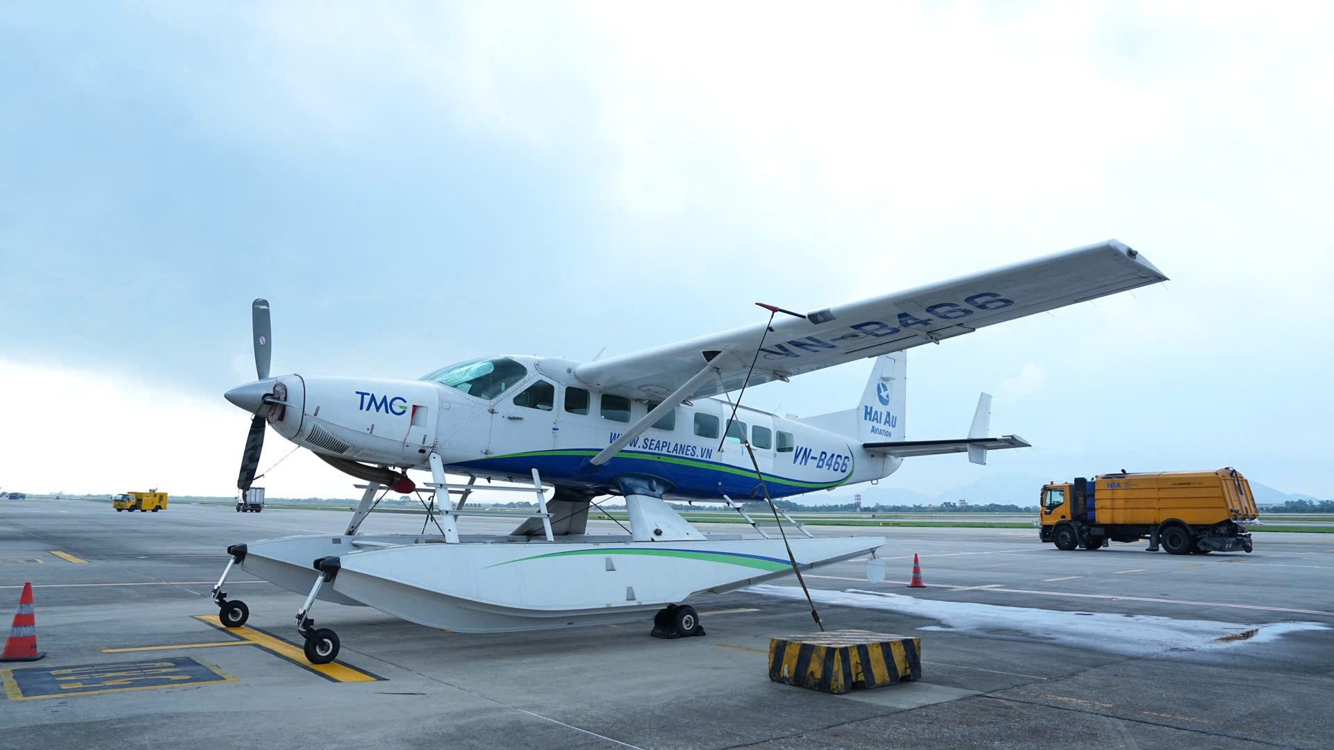 [Ảnh] Cận cảnh quy trình chằng, néo máy bay trước bão số 3 tại sân bay Nội Bài ảnh 3