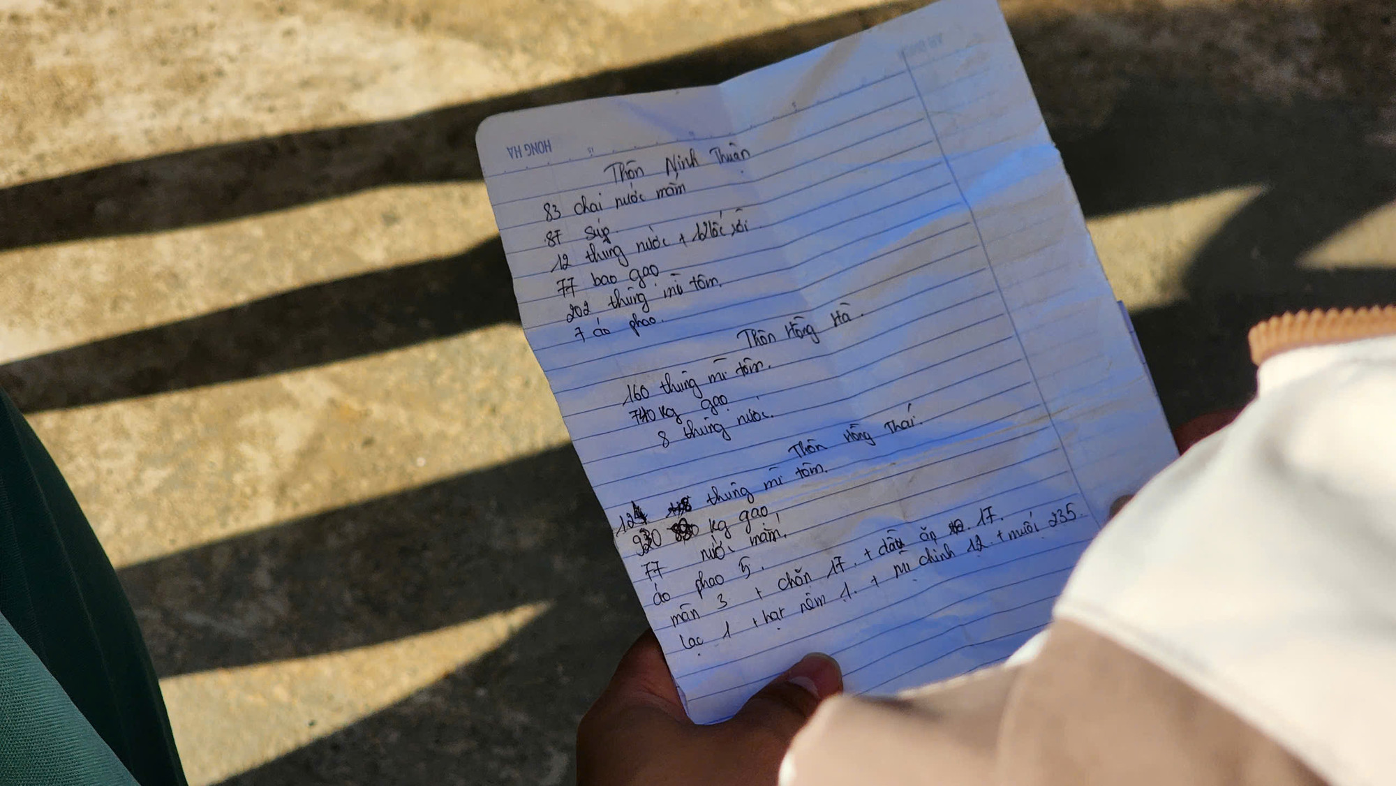 Trong số hàng hóa ủng hộ, có cả những lốc nước sạch đã bóc khỏi thùng, vài cái mâm, túi lạc, túi muối. Nhân dân vùng lũ bão số 3 ủng hộ đồng bào vùng lũ bão số 6 theo tinh thần "lá rách ít đùm lá rách nhiều". (Ảnh: Sơn Bách)