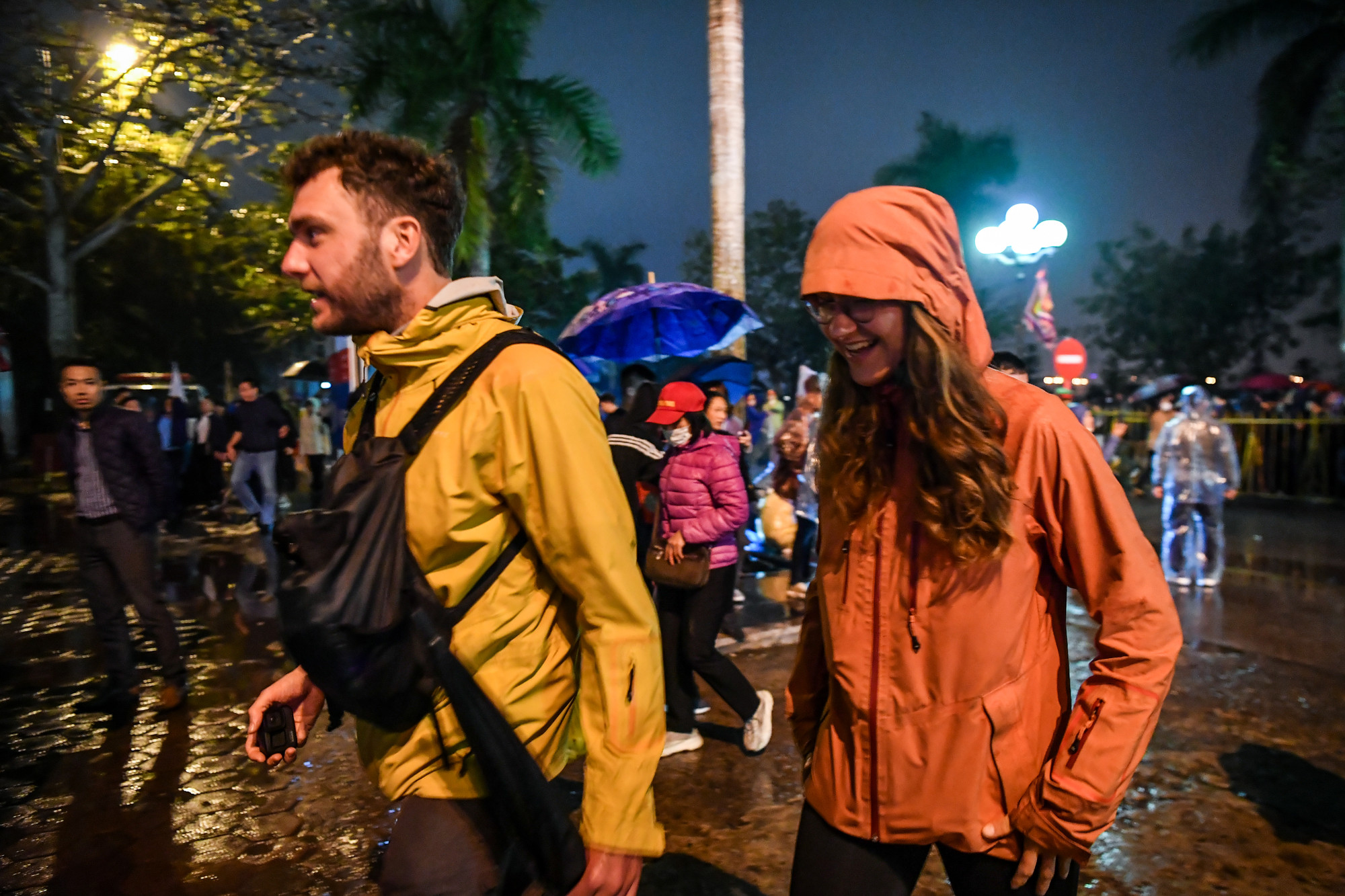 Cặp đôi du khách nước ngoài cũng hồ hởi theo dòng người vào đền.