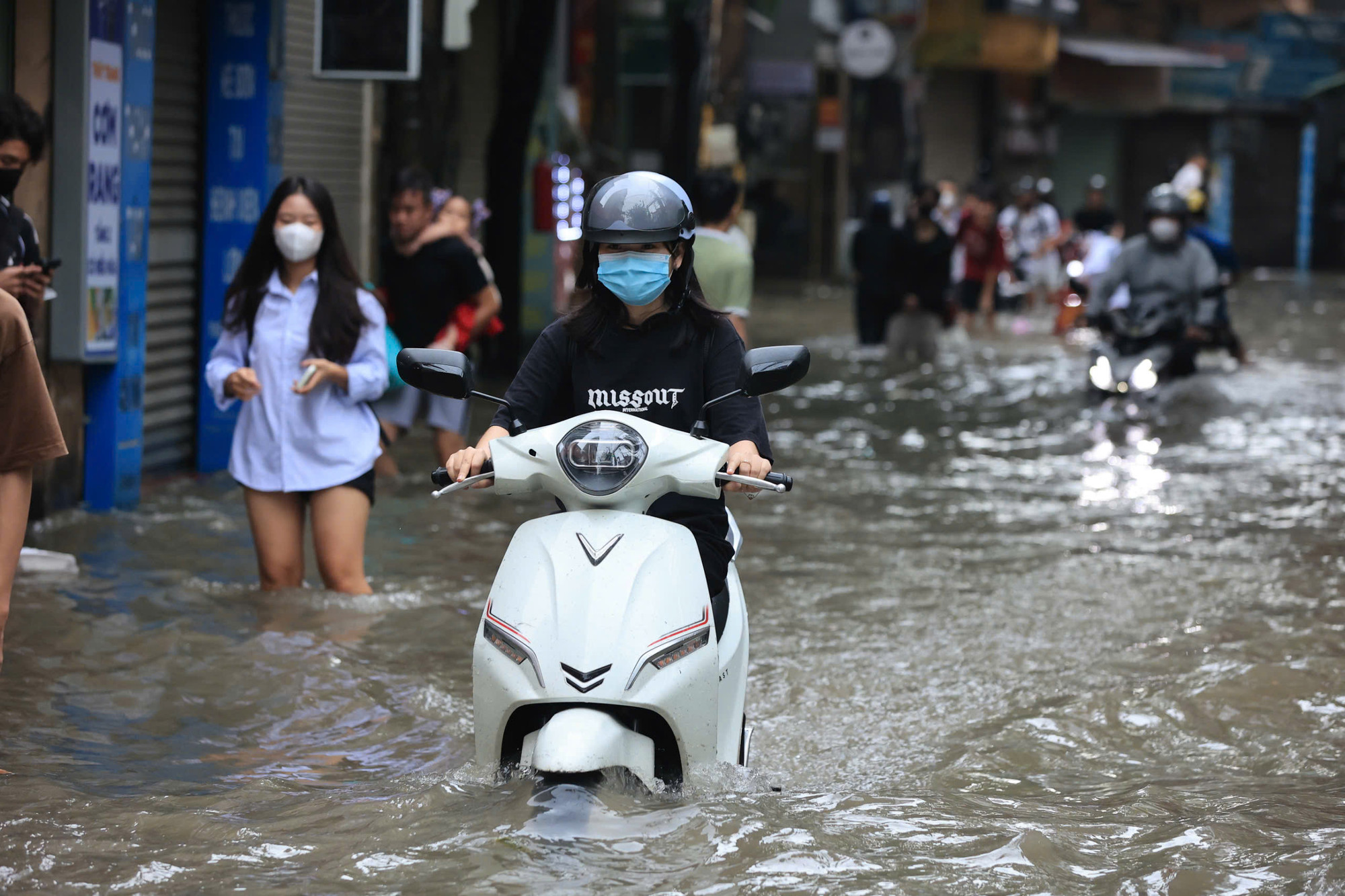 Theo báo cáo nhanh của Công ty TNHH MTV Thoát nước Hà Nội, đêm 15, rạng sáng 16/9, trên địa bàn thành phố đã xảy ra mưa lớn diện rộng.