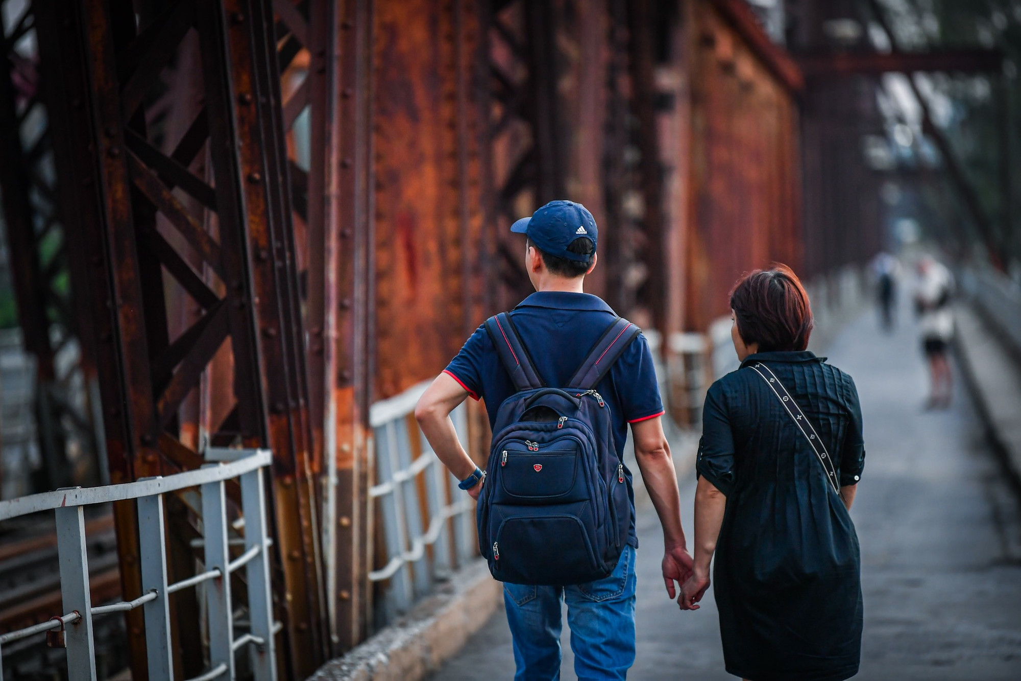 [Ảnh] Bất chấp lệnh cấm, người dân vẫn lên cầu Long Biên... dạo mát ảnh 14