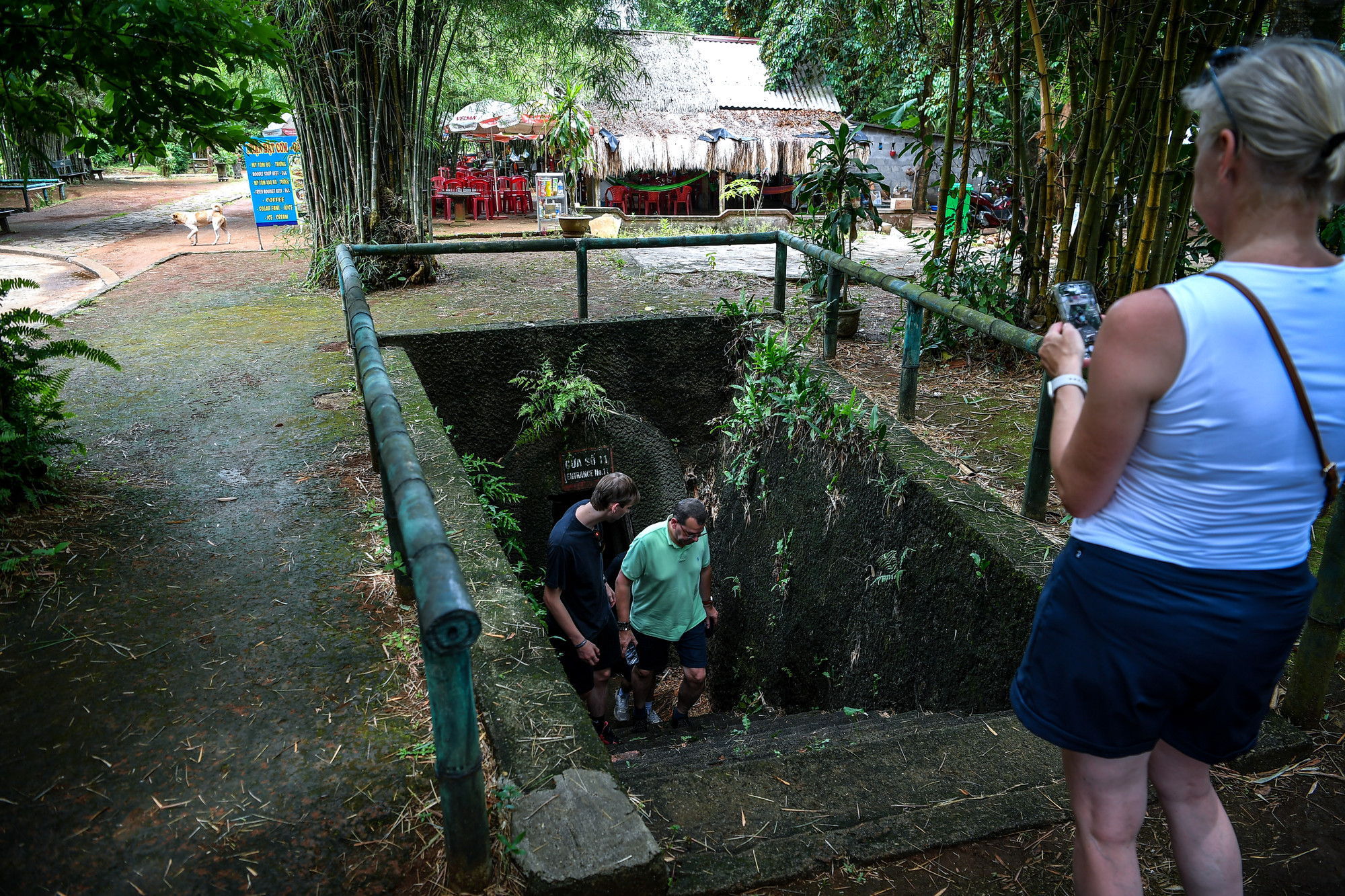 Bên cạnh đó, hệ thống cửa hầm thông lên mặt đất cũng được bố trí để giúp nhân dân có thể ra vào hằng ngày. Bên cạnh đó, hệ thống cửa hầm thông lên mặt đất cũng được bố trí để giúp nhân dân có thể ra vào hằng ngày.