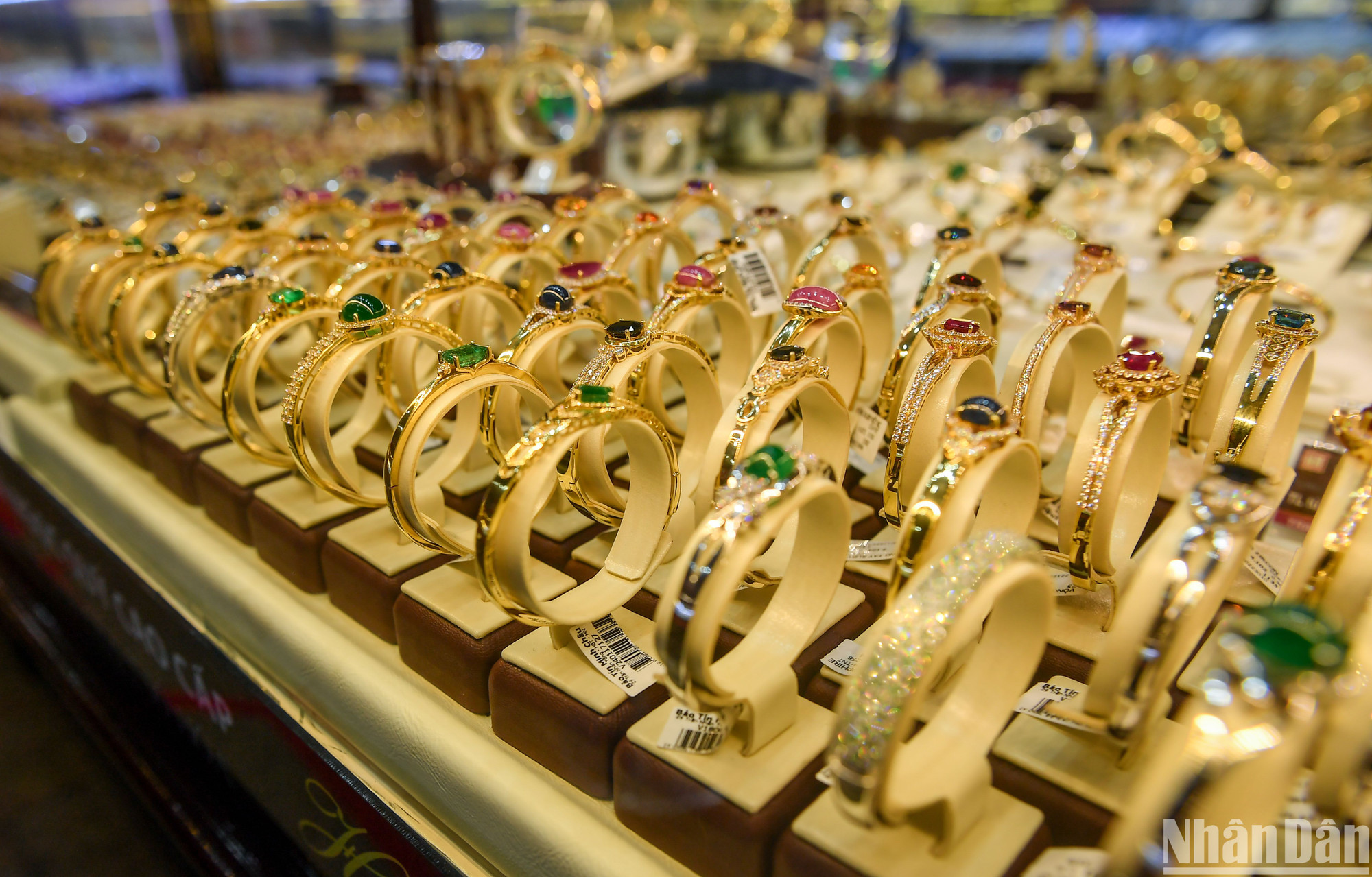 Các sản phẩm nhẫn, trang sức được bày bán tại cửa hàng vàng trên phố Trần Nhân Tông...