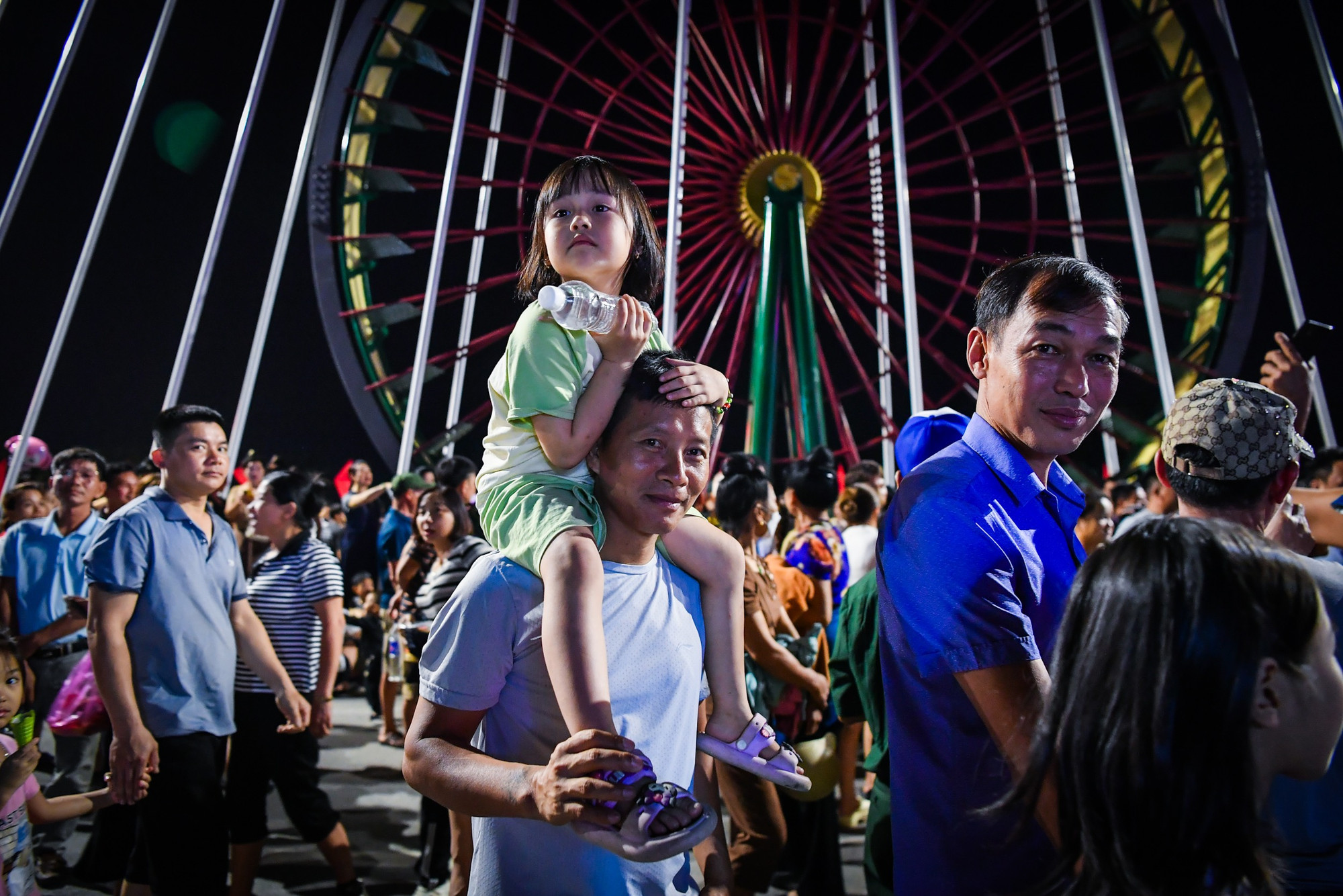 Nét mặt háo hức của một công dân "nhí"